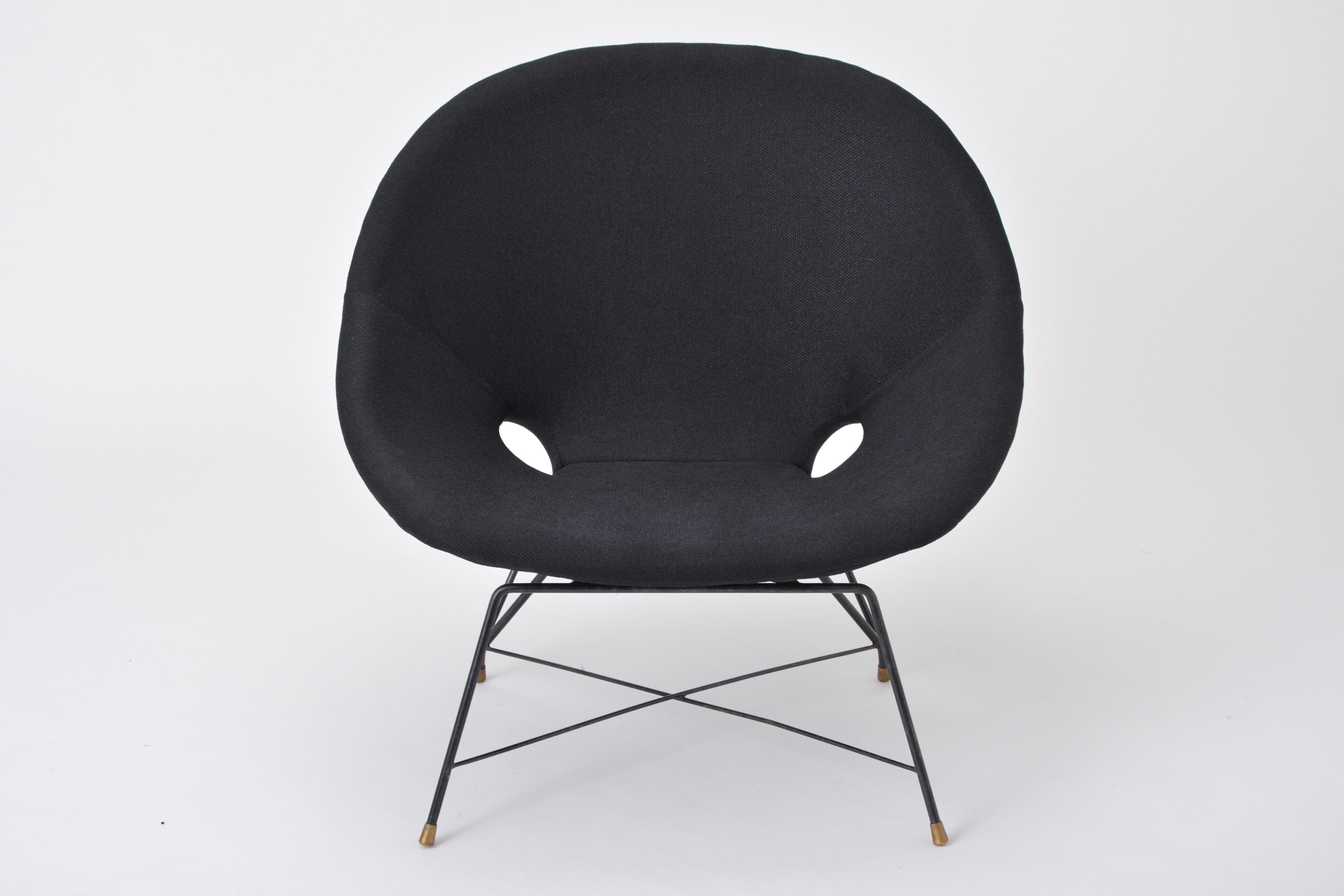 Black Italian Mid-Century Modern Cosmos chair by Augusto Bozzi for Saporiti

Rare Cosmos lounge chair designed by Augusto Bozzi for Saporiti Italia, Italy, 1954. This chair has a black lacquered metal wire frame with solid brass feet. The chair is