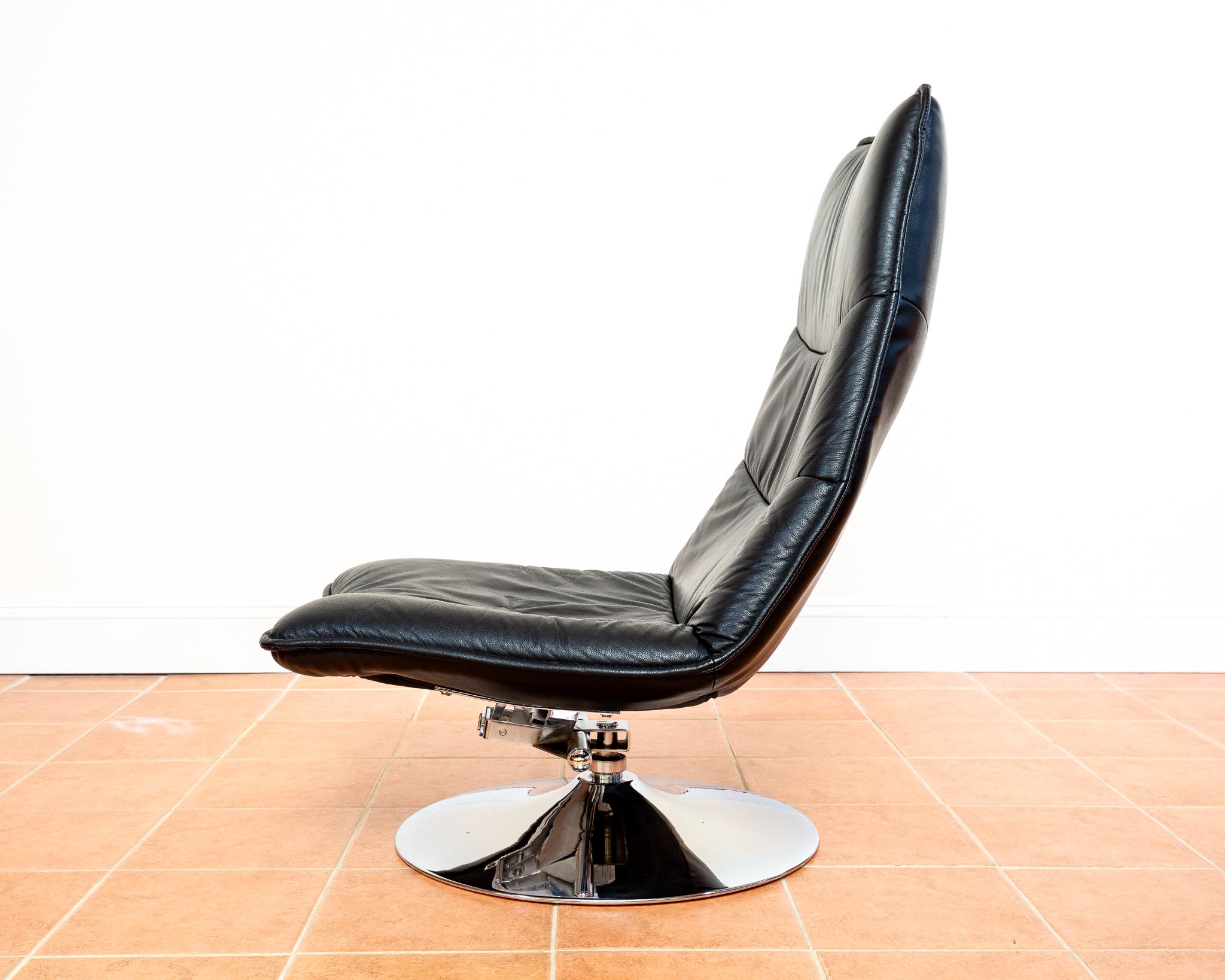 Chaise longue en cuir italien noir et pouf pivotant chromé Vintage 1970 en vente 3