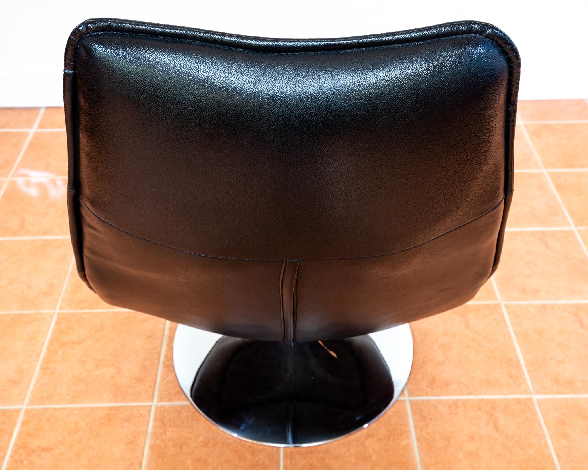 Chaise longue en cuir italien noir et pouf pivotant chromé Vintage 1970 en vente 5