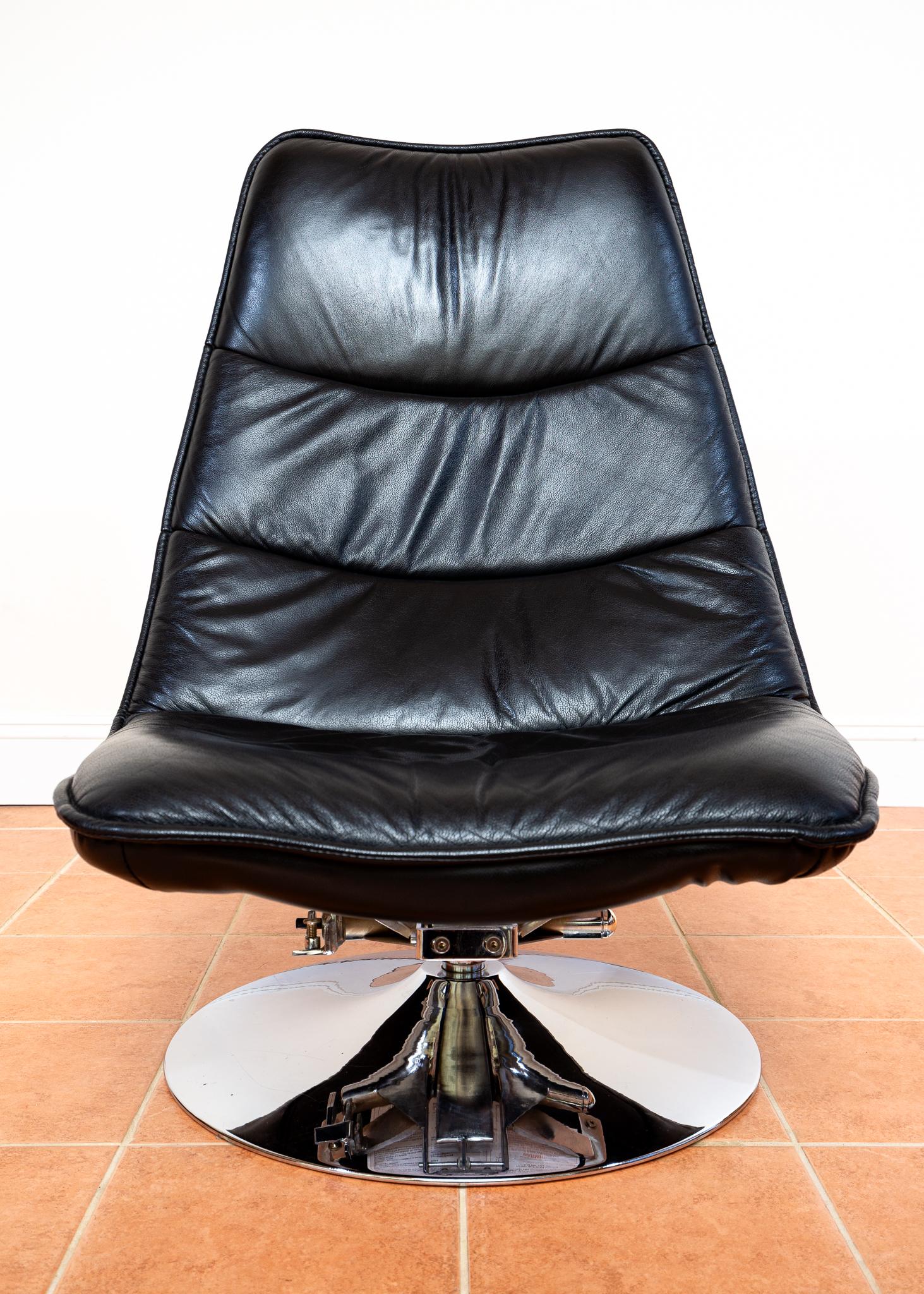 Chaise longue en cuir italien noir et pouf pivotant chromé Vintage 1970 en vente 6