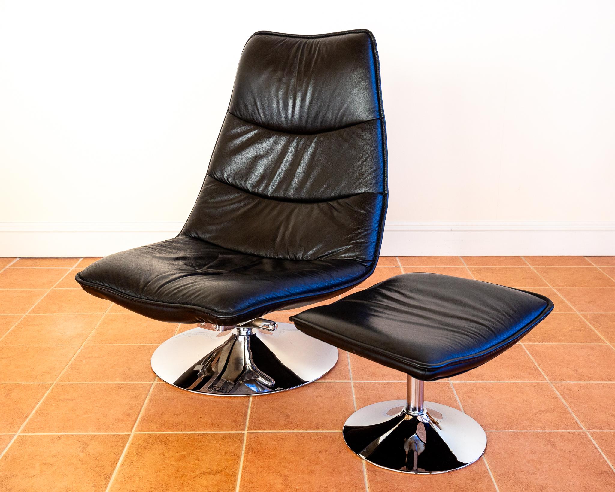 Chaise longue en cuir italien noir et pouf pivotant chromé Vintage 1970 en vente 7
