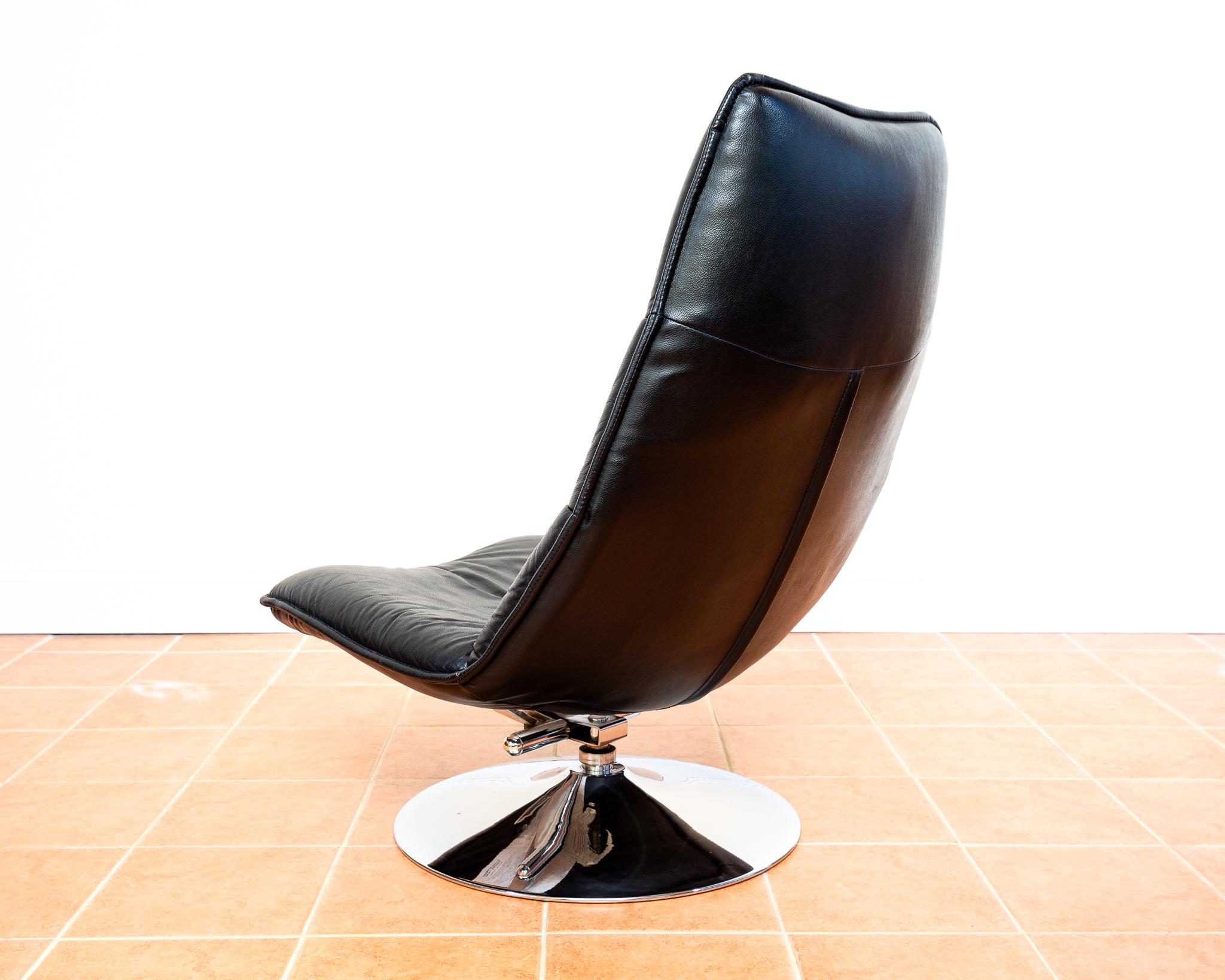 Chaise longue en cuir italien noir et pouf pivotant chromé Vintage 1970 en vente 8