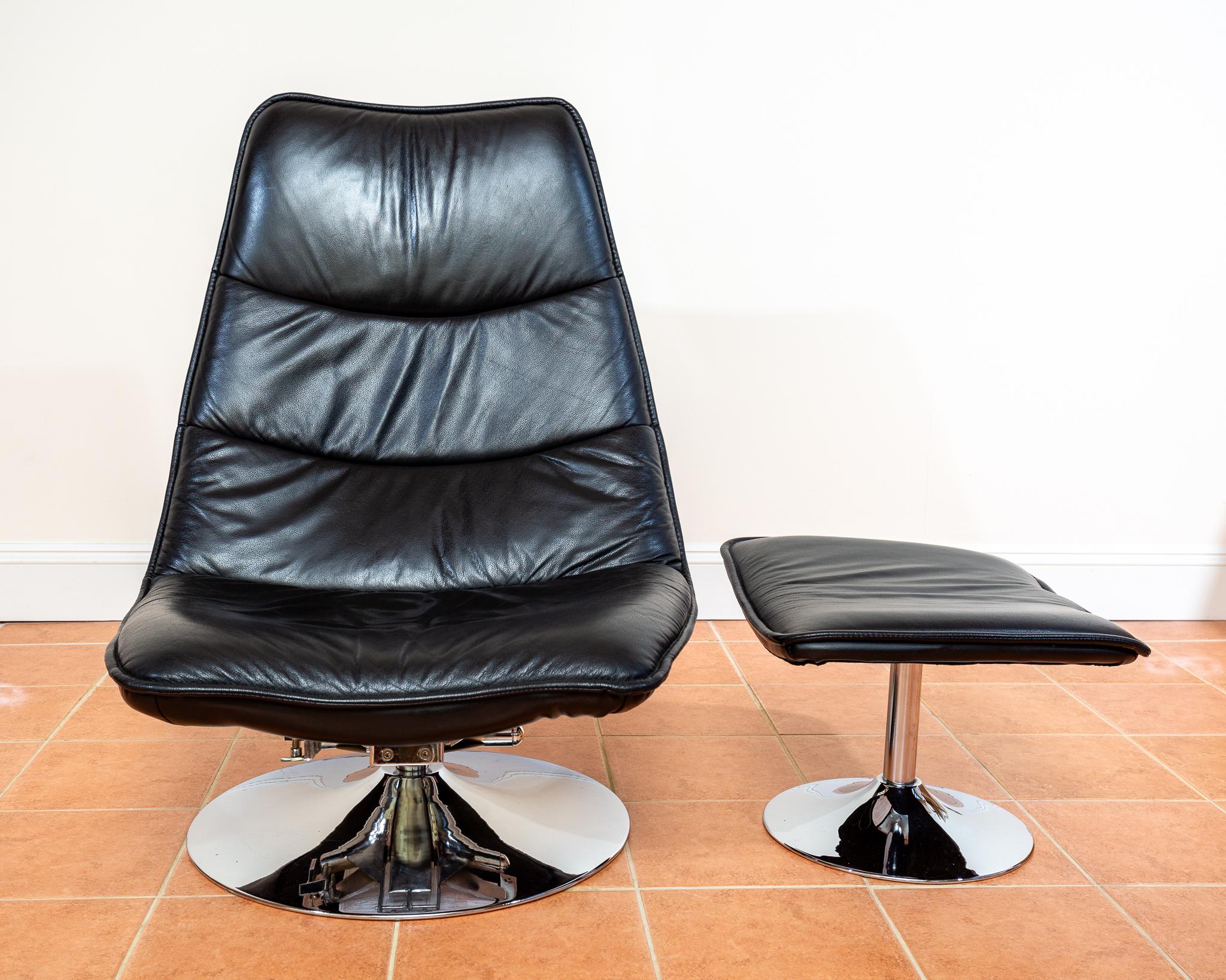 Chaise longue en cuir italien noir et pouf pivotant chromé Vintage 1970 en vente 9