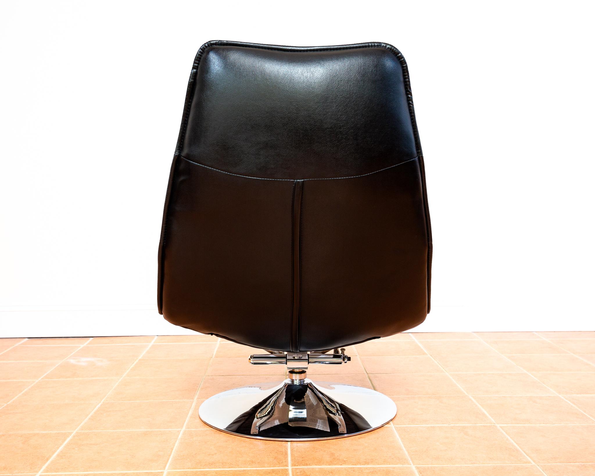 Chaise longue en cuir italien noir et pouf pivotant chromé Vintage 1970 en vente 10