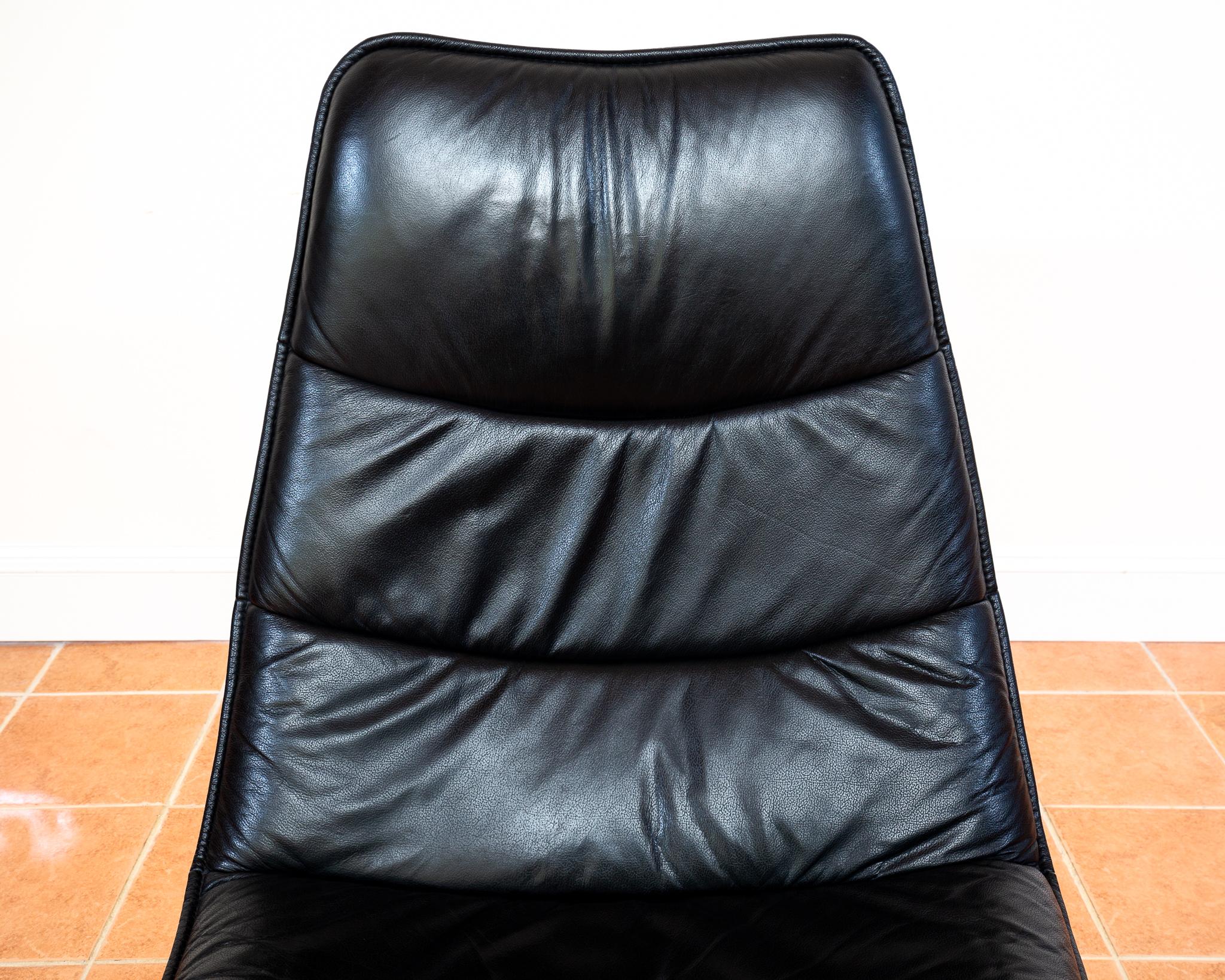 Chaise longue en cuir italien noir et pouf pivotant chromé Vintage 1970 en vente 11