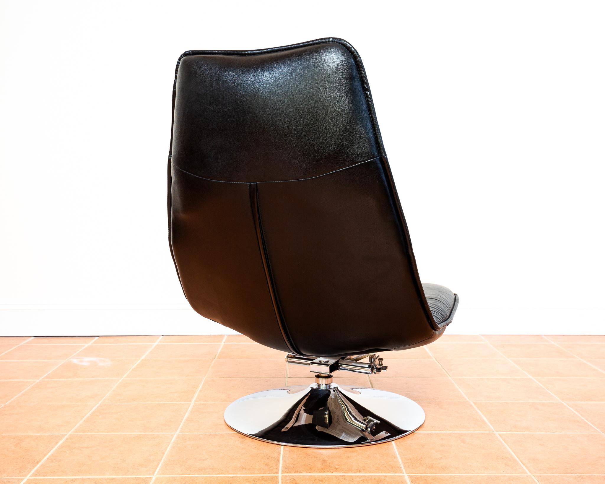 Mid-Century Modern Chaise longue en cuir italien noir et pouf pivotant chromé Vintage 1970 en vente