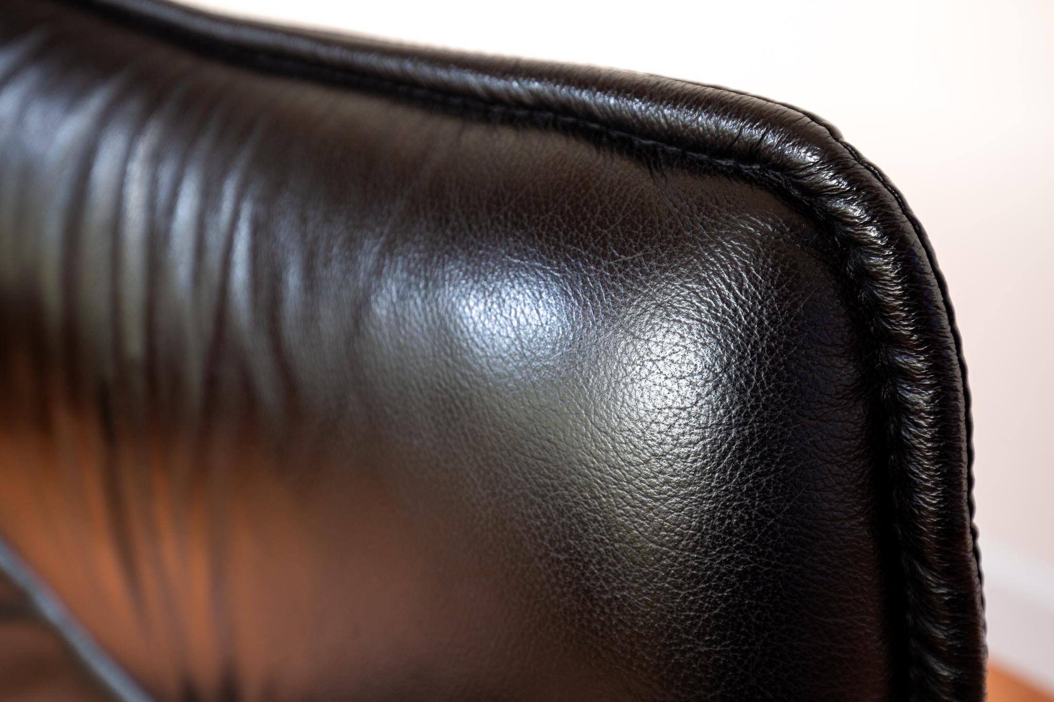 Britannique Chaise longue en cuir italien noir et pouf pivotant chromé Vintage 1970 en vente