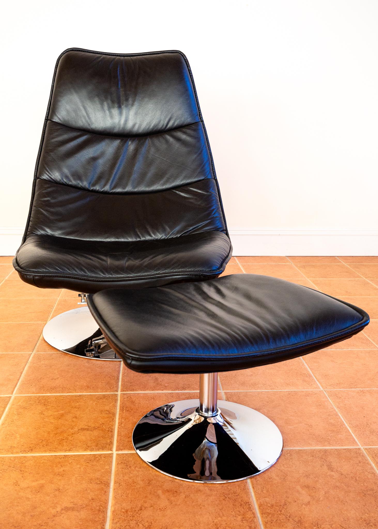 Chaise longue en cuir italien noir et pouf pivotant chromé Vintage 1970 Bon état - En vente à London, GB