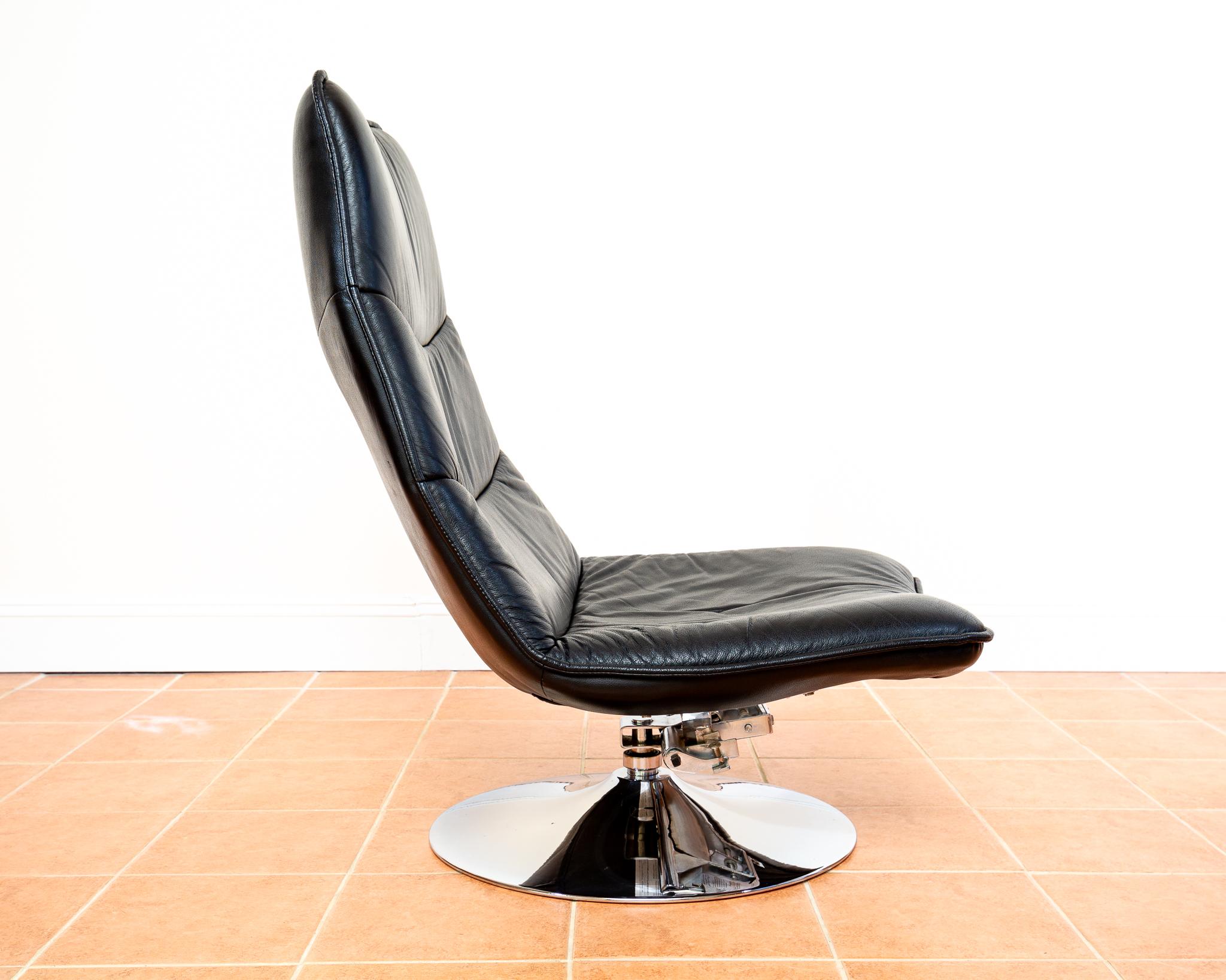 Chaise longue en cuir italien noir et pouf pivotant chromé Vintage 1970 en vente 2