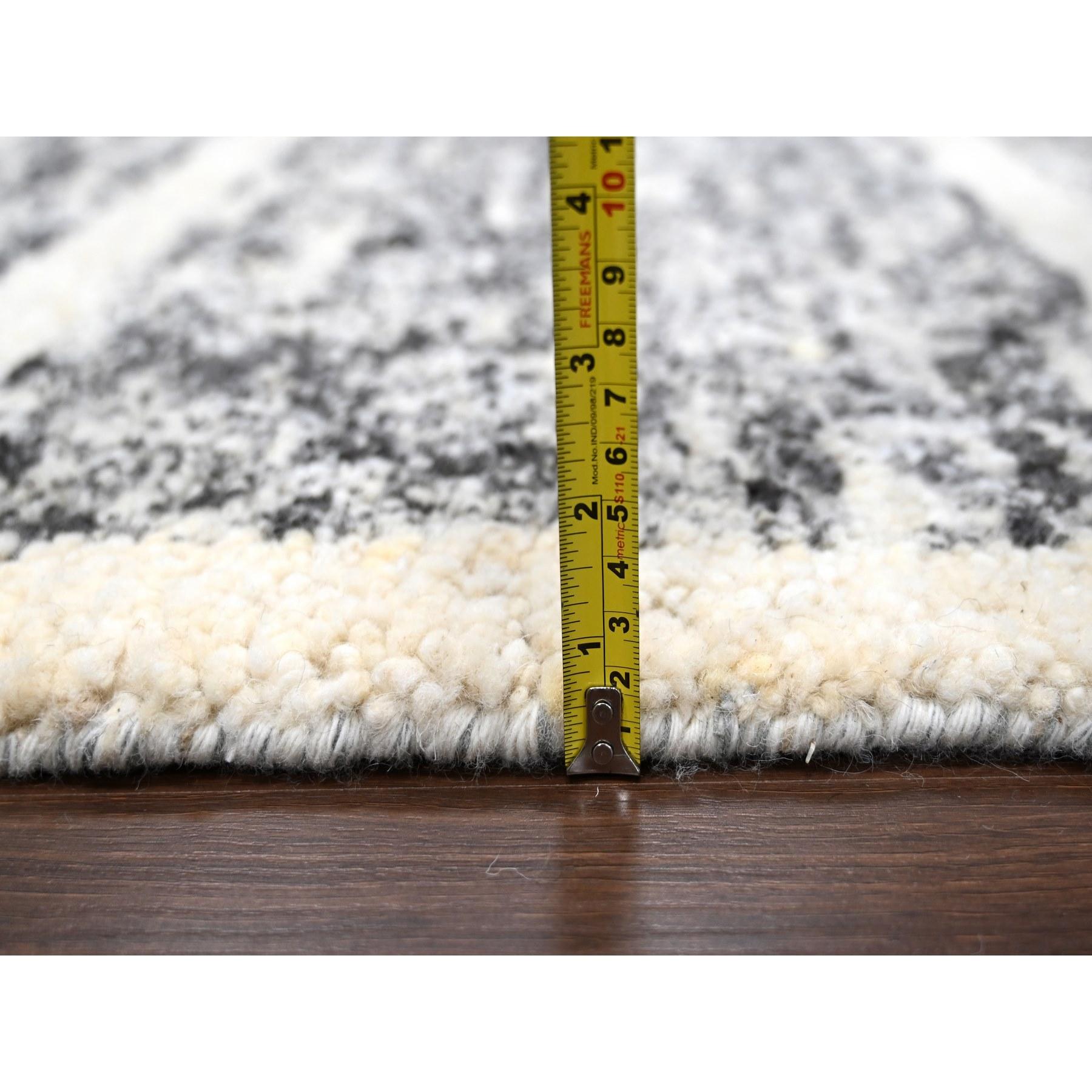 Alfombra Oriental Sobredimensionada de Lana Anudada a Mano con Diseño Moderno de Estrías Negro-Marfil en venta 4