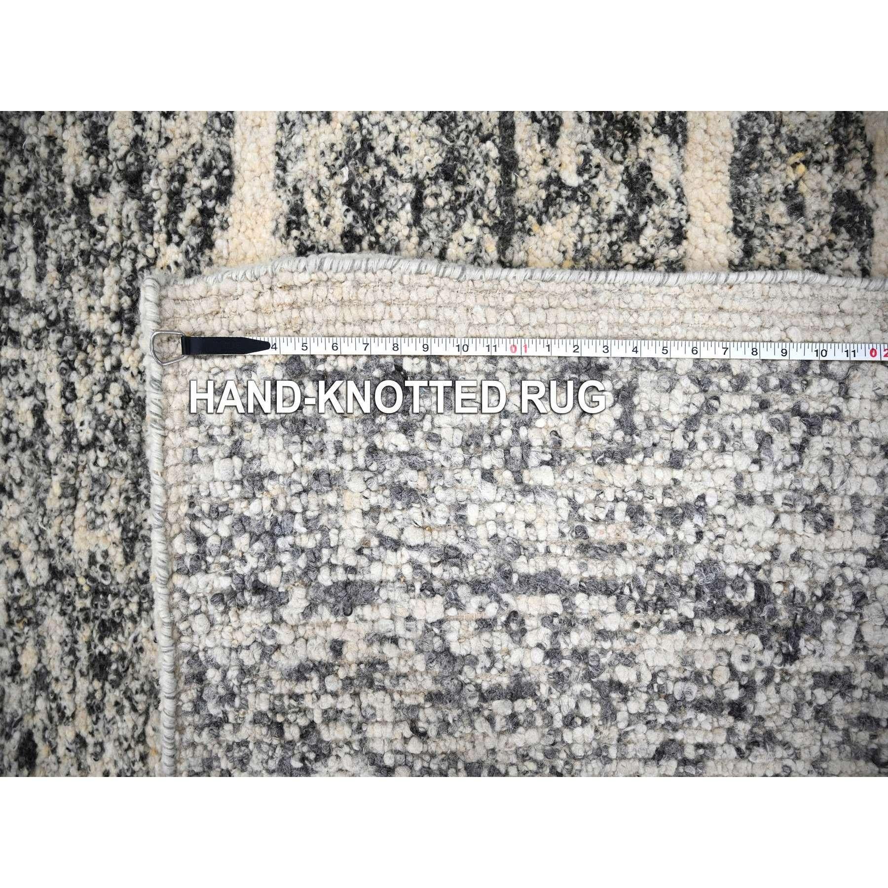 Alfombra Oriental Sobredimensionada de Lana Anudada a Mano con Diseño Moderno de Estrías Negro-Marfil en venta 5