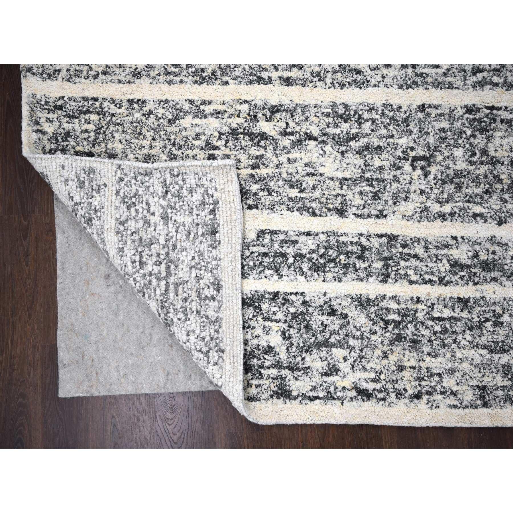Alfombra Oriental Sobredimensionada de Lana Anudada a Mano con Diseño Moderno de Estrías Negro-Marfil Anudado a mano en venta