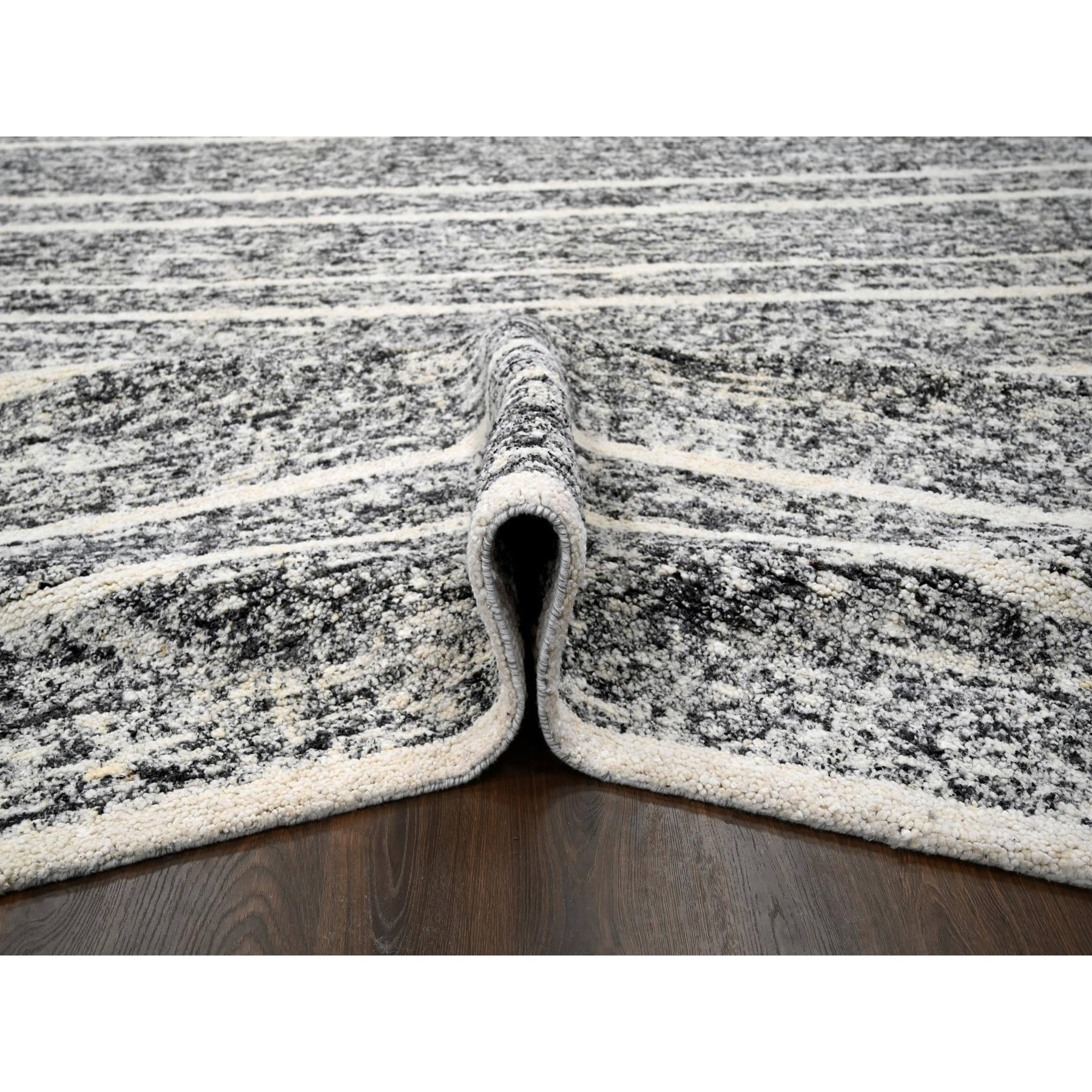 Alfombra Oriental Sobredimensionada de Lana Anudada a Mano con Diseño Moderno de Estrías Negro-Marfil en Nuevo estado para la venta en Carlstadt, NJ