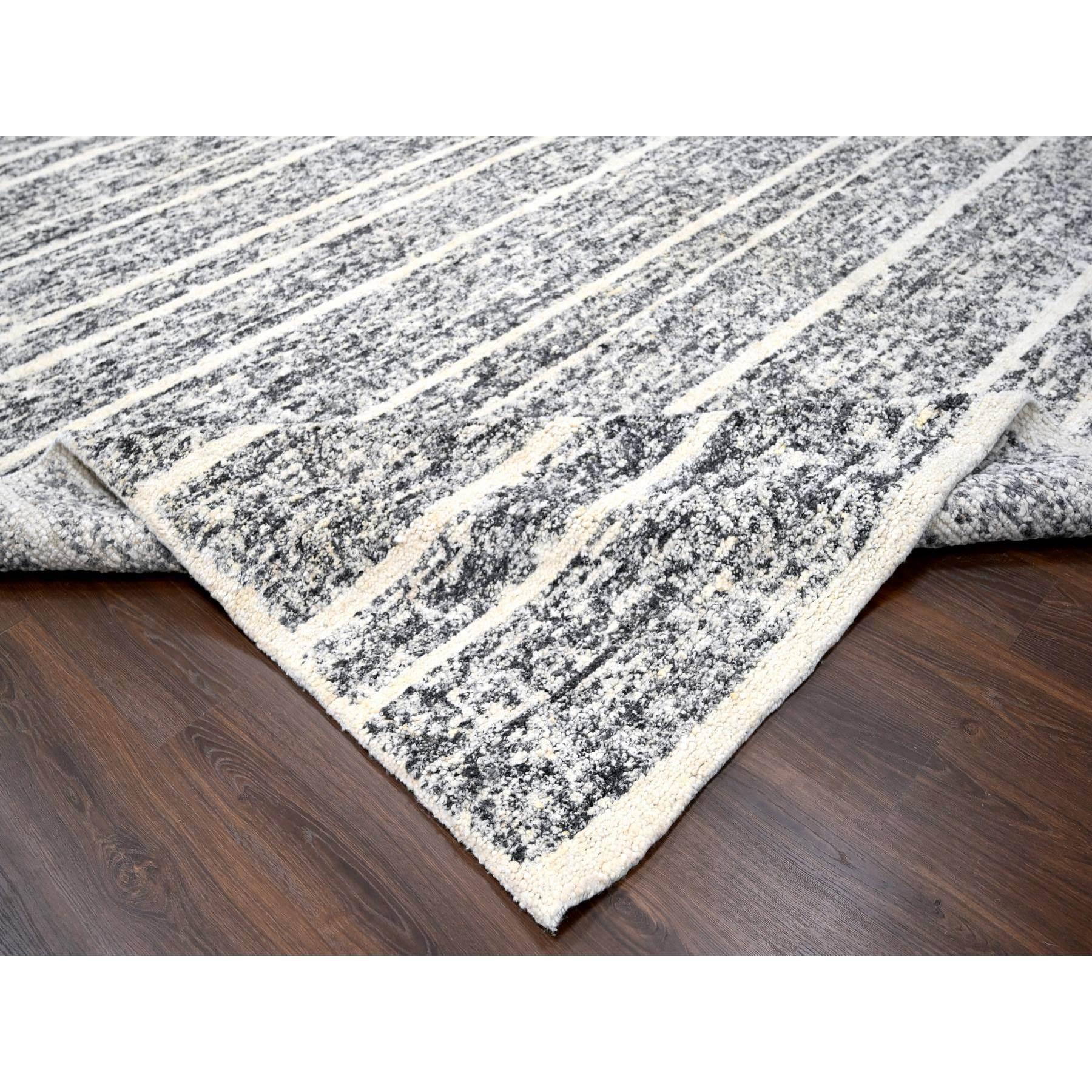 Alfombra Oriental Sobredimensionada de Lana Anudada a Mano con Diseño Moderno de Estrías Negro-Marfil Siglo XXI y contemporáneo en venta