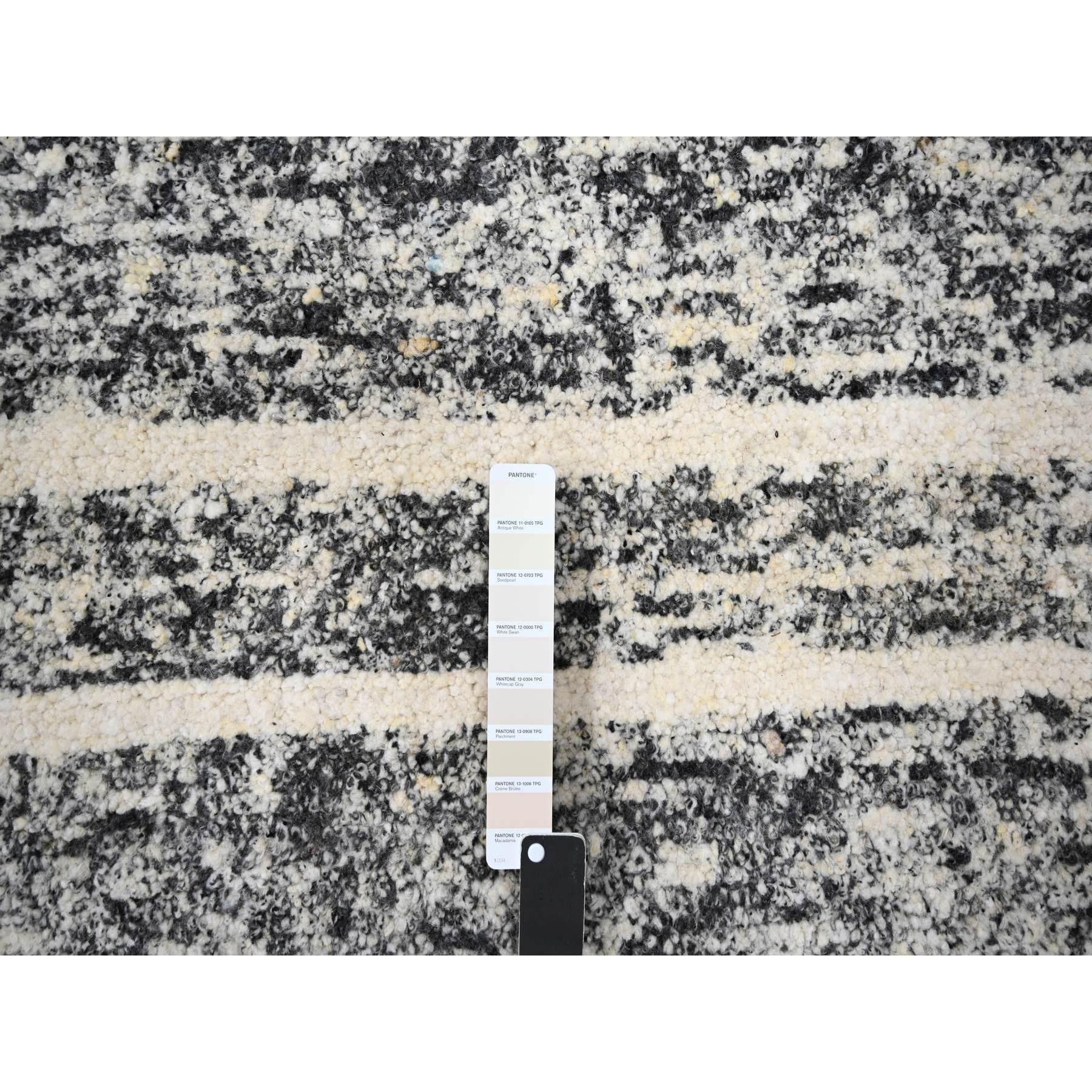 Alfombra Oriental Sobredimensionada de Lana Anudada a Mano con Diseño Moderno de Estrías Negro-Marfil en venta 1