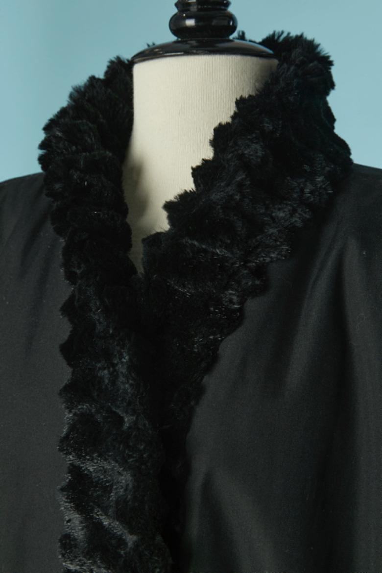 Schwarze Jacke mit Pelzfutter . Zusammensetzung des Hauptgewebes: 65% Polyester, 35% Wolle. Nylon-Futter. Schulterpolster. Tasche auf beiden Seiten. 2 Haken- und Ösenverschlüsse in der Mitte der Vorderseite.
Größe 38 auf dem Etikett, kann aber auch