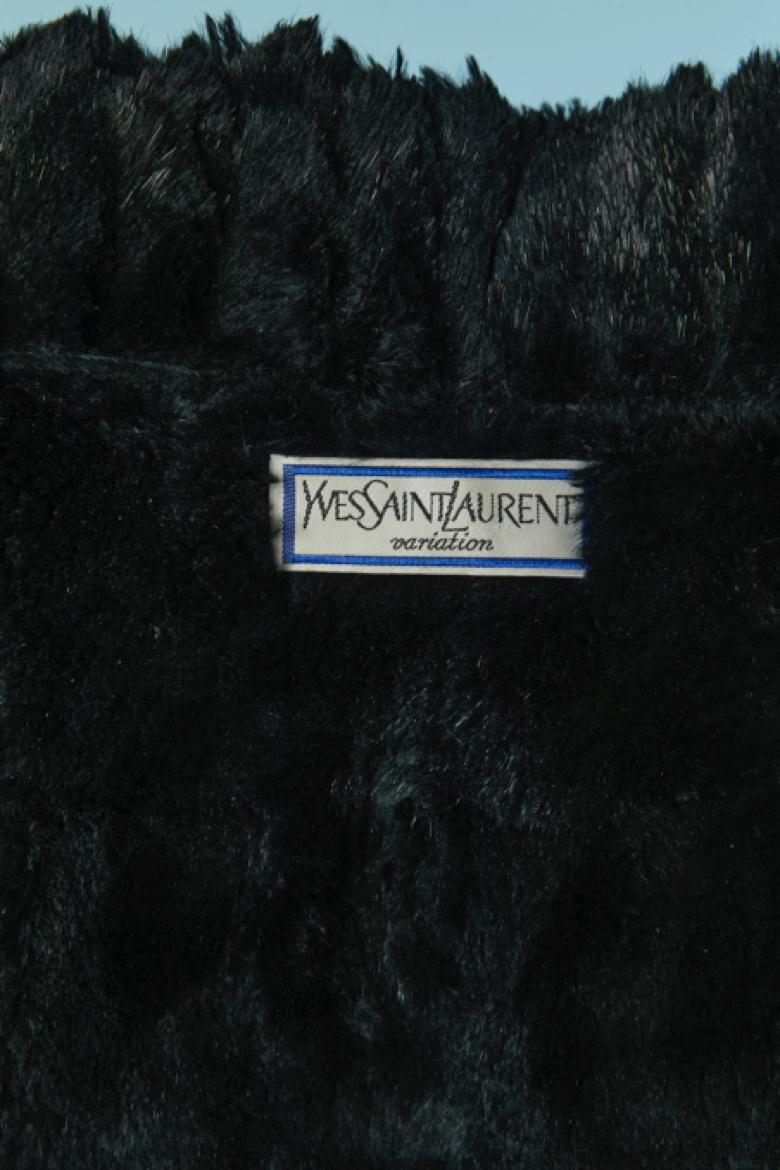 Schwarze Jacke mit Pelzfutter Yves Saint Laurent Variation im Angebot 5