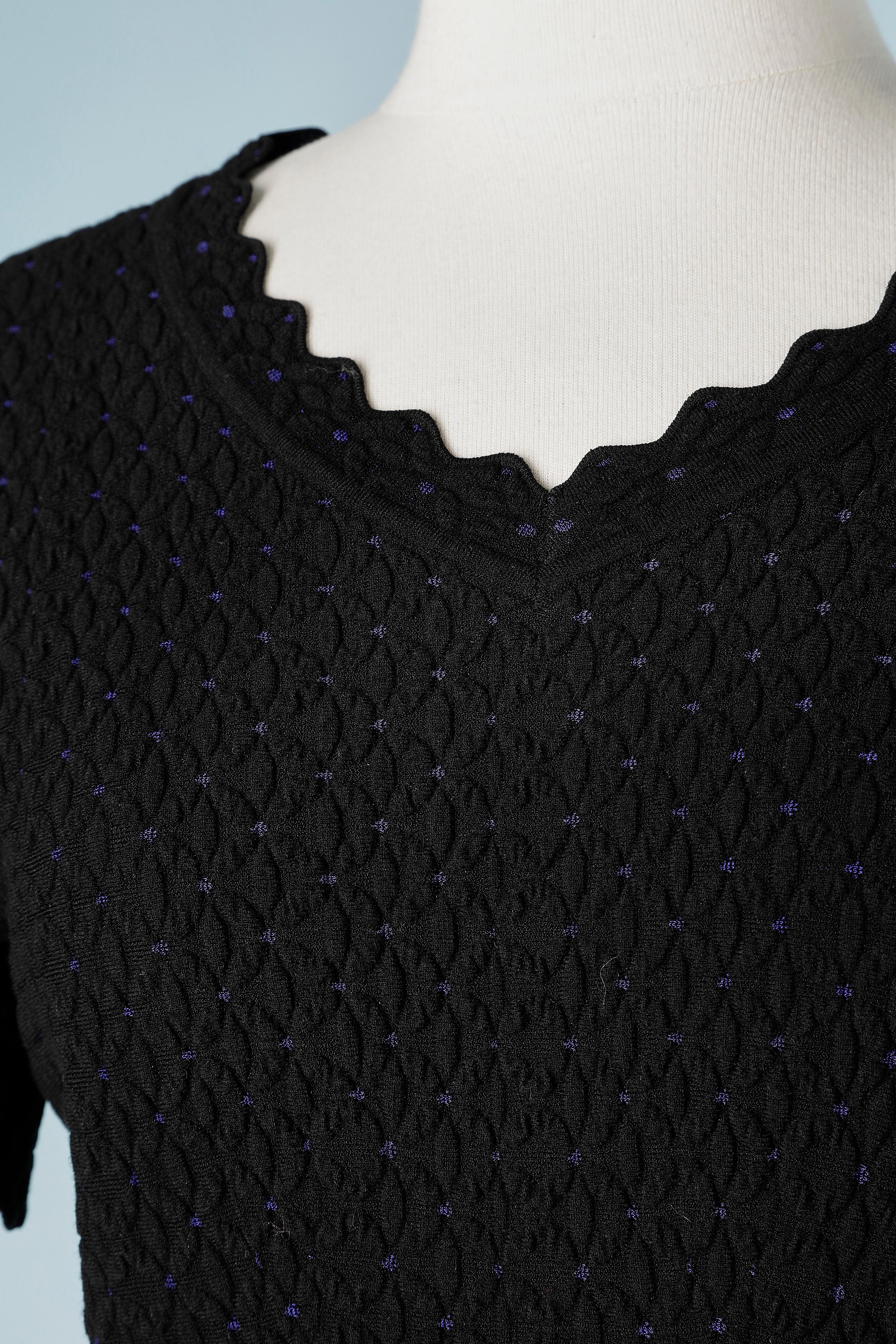 Vestido negro de punto jacquard con mangas cortas. Pequeño toque de azul.
Cremallera en el centro de la espalda. 
TALLA 42 (It) 38 (Fr) M 