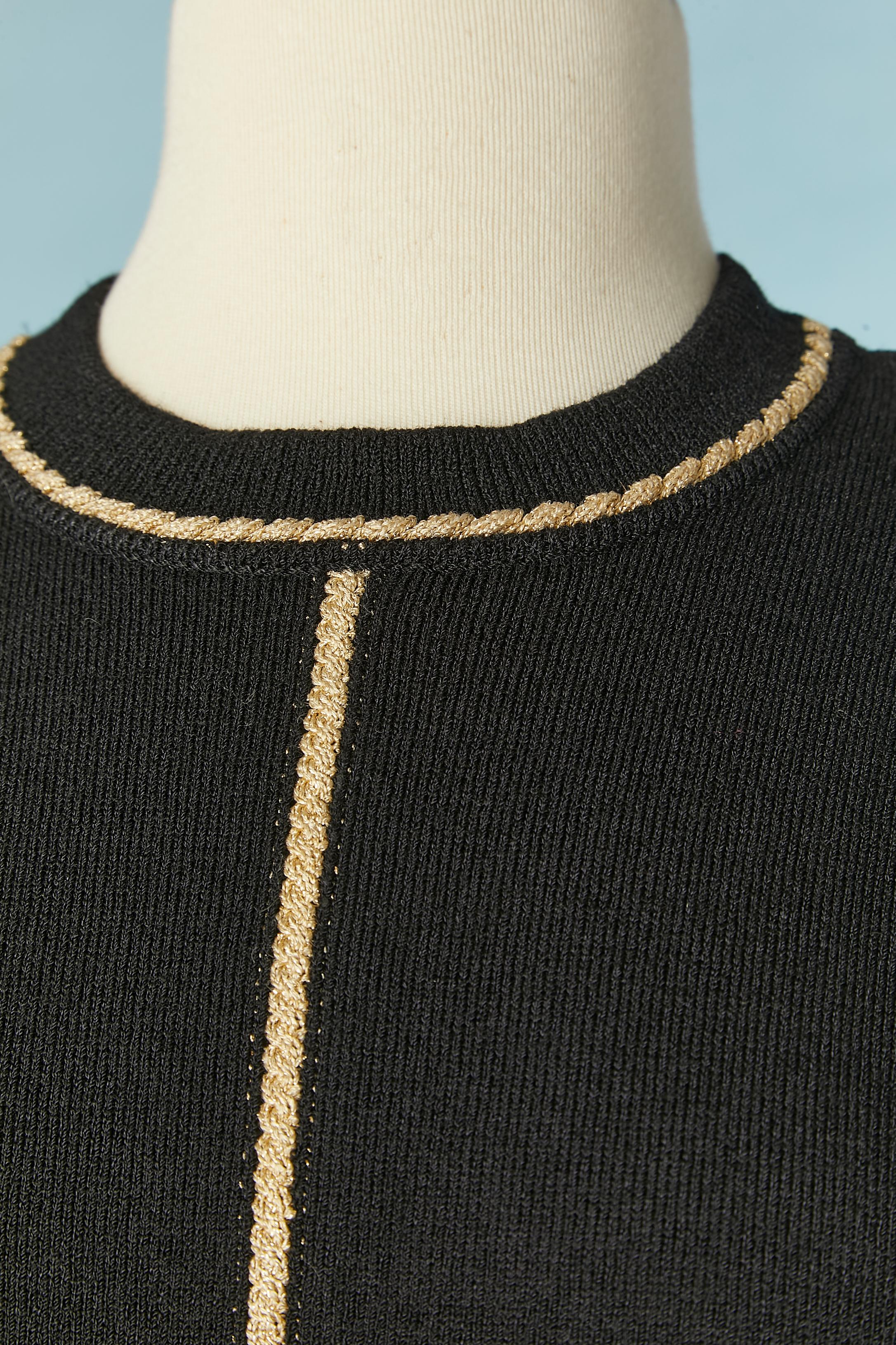 Pull en jacquard noir à motifs de courons, orné de perles et de clous en métal doré. Pas d'étiquette de composition du tissu, mais probablement de la laine.
TAILLE S 