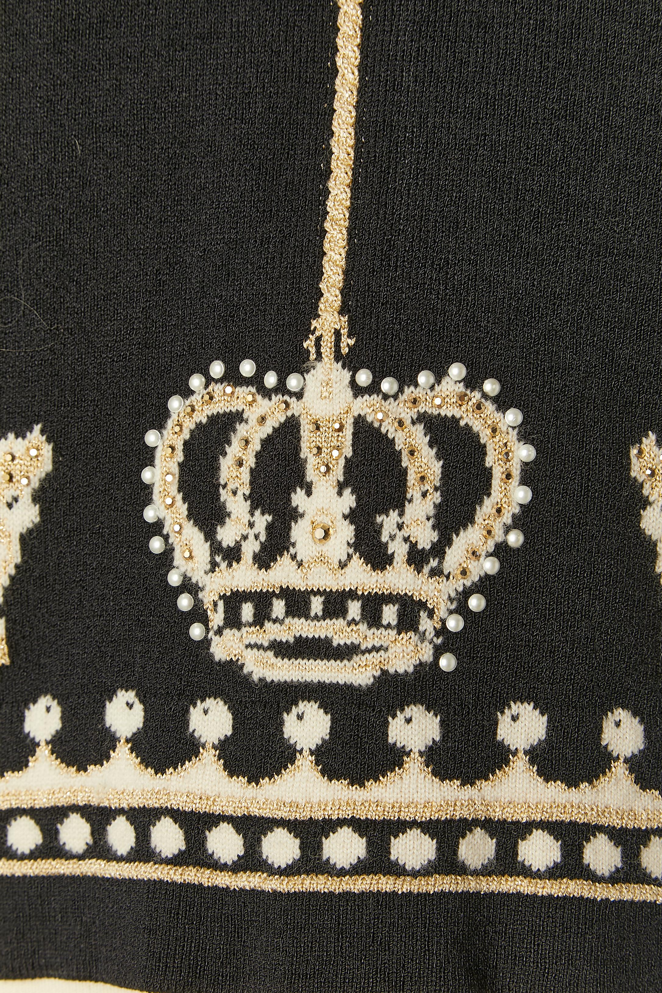 Noir Pull en jacquard noir avec motif de courons St John par Mary Gray en vente