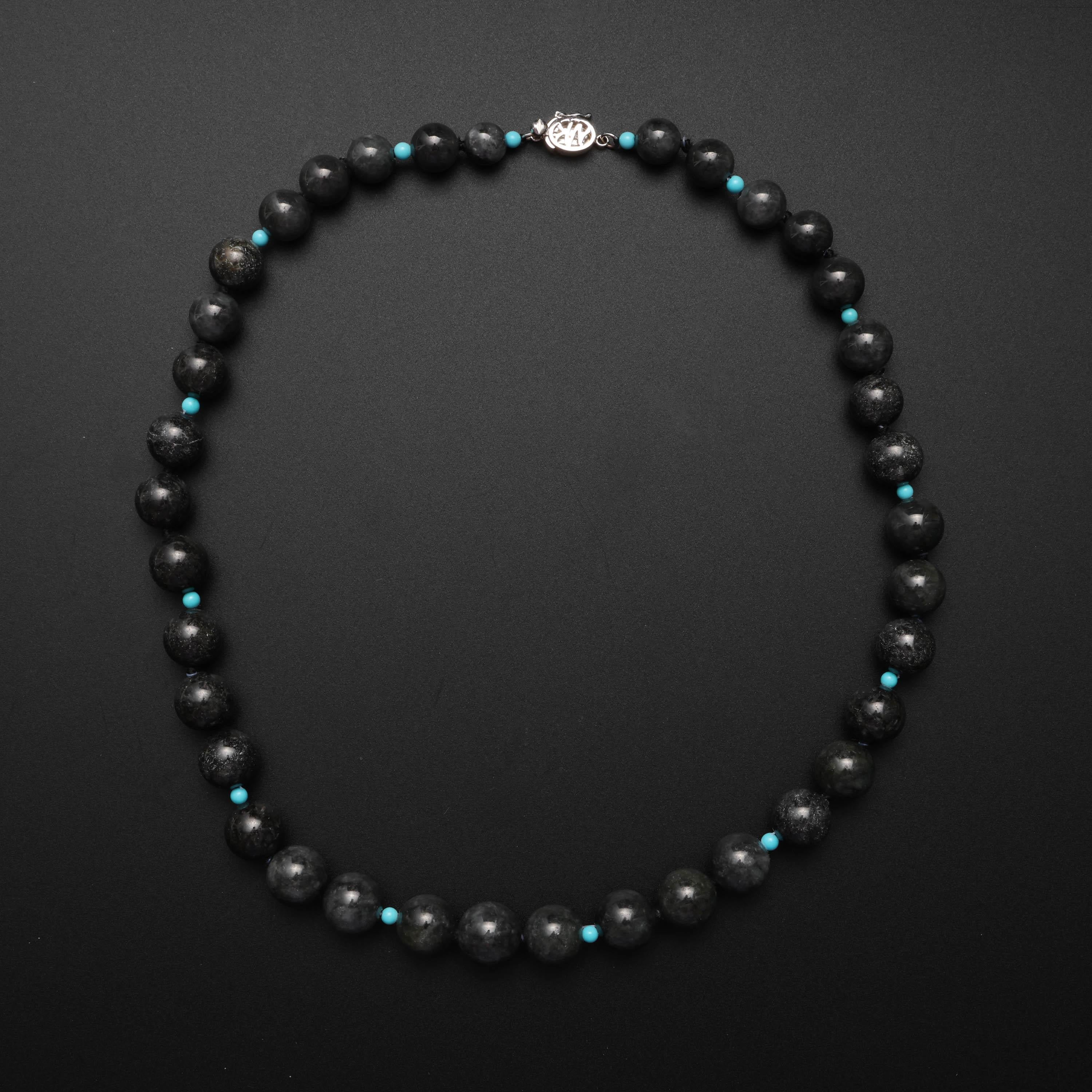 Diese luxuriöse und seltene Halskette aus schwarzem Jadeit besteht aus 37 zertifizierten, unbehandelten schwarzen Jadeperlen, die in der Größe von 8 mm bis 11 mm abgestuft sind. Der Strang wird durch 14 3 mm große türkisfarbene Perlen in Robin's Egg