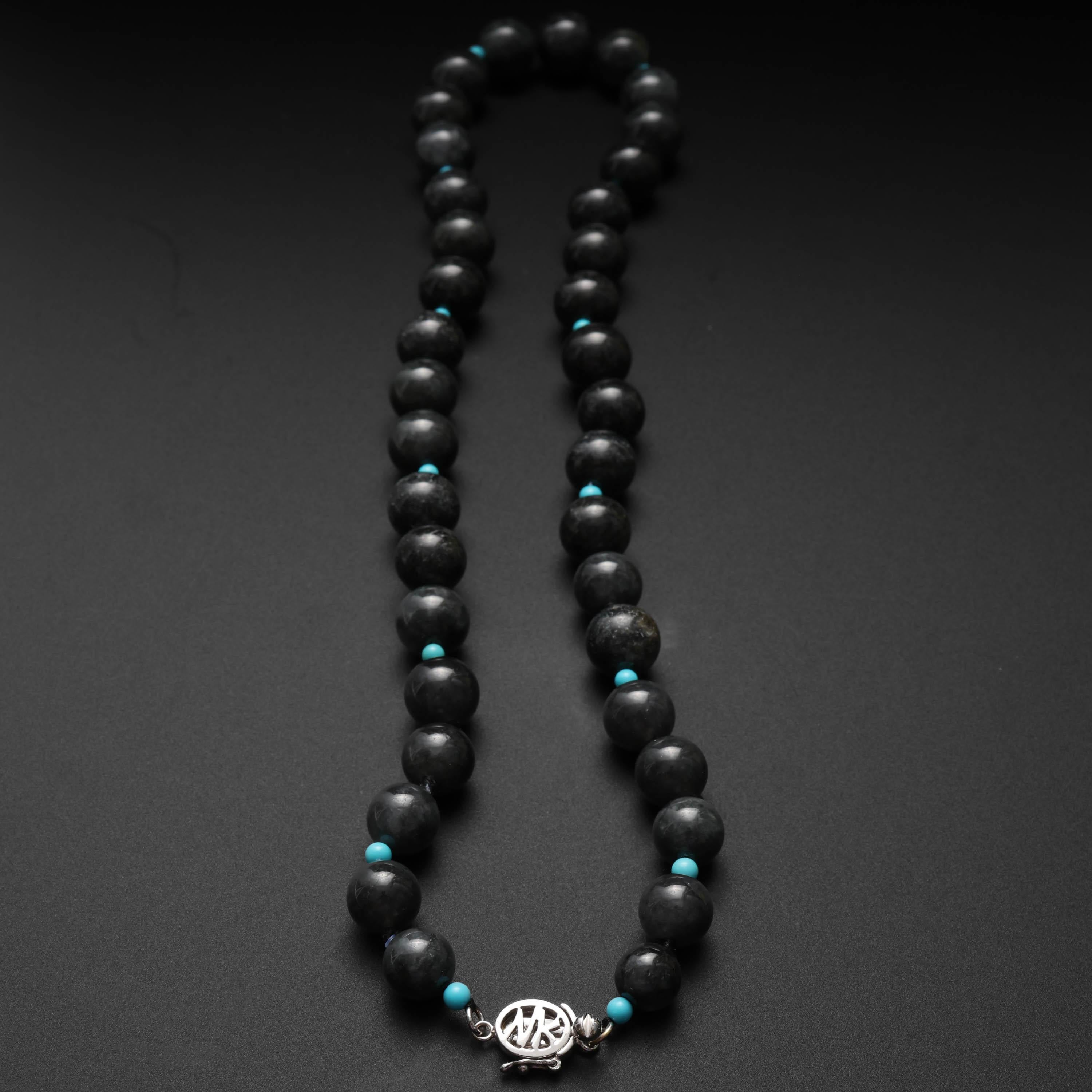 Halskette aus schwarzer Jade mit türkisfarbenem Akzent Perlen, zertifizierter unbehandelter Jadeit Jade (Kunsthandwerker*in) im Angebot