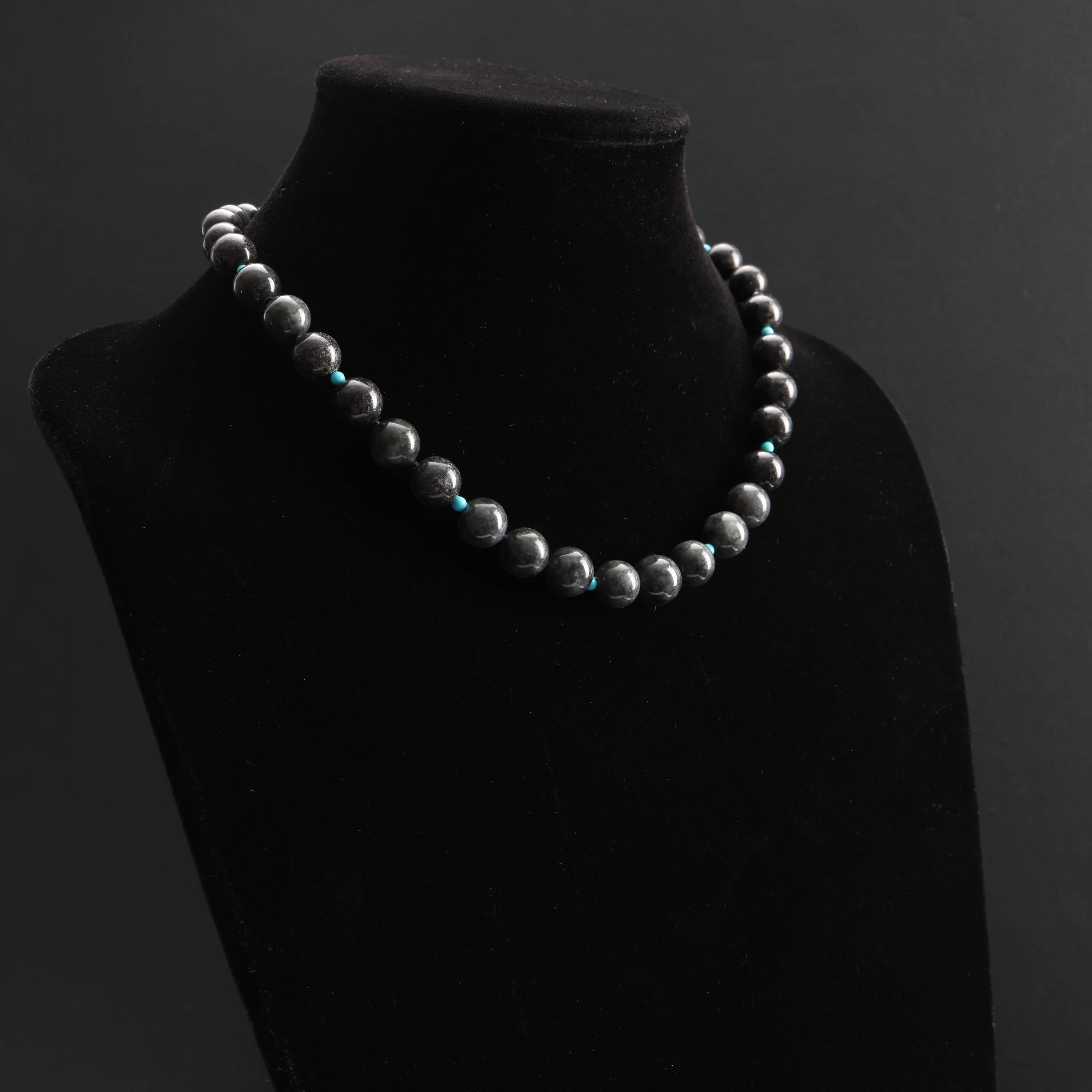 Halskette aus schwarzer Jade mit türkisfarbenem Akzent Perlen, zertifizierter unbehandelter Jadeit Jade für Damen oder Herren im Angebot