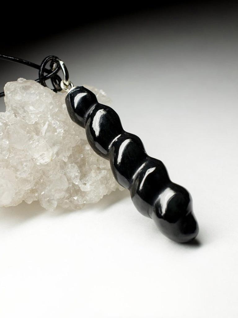 Black Jade Pendant Leather Cord China hand carving necklace Natural Spiral Gem In New Condition For Sale In Berlin, DE