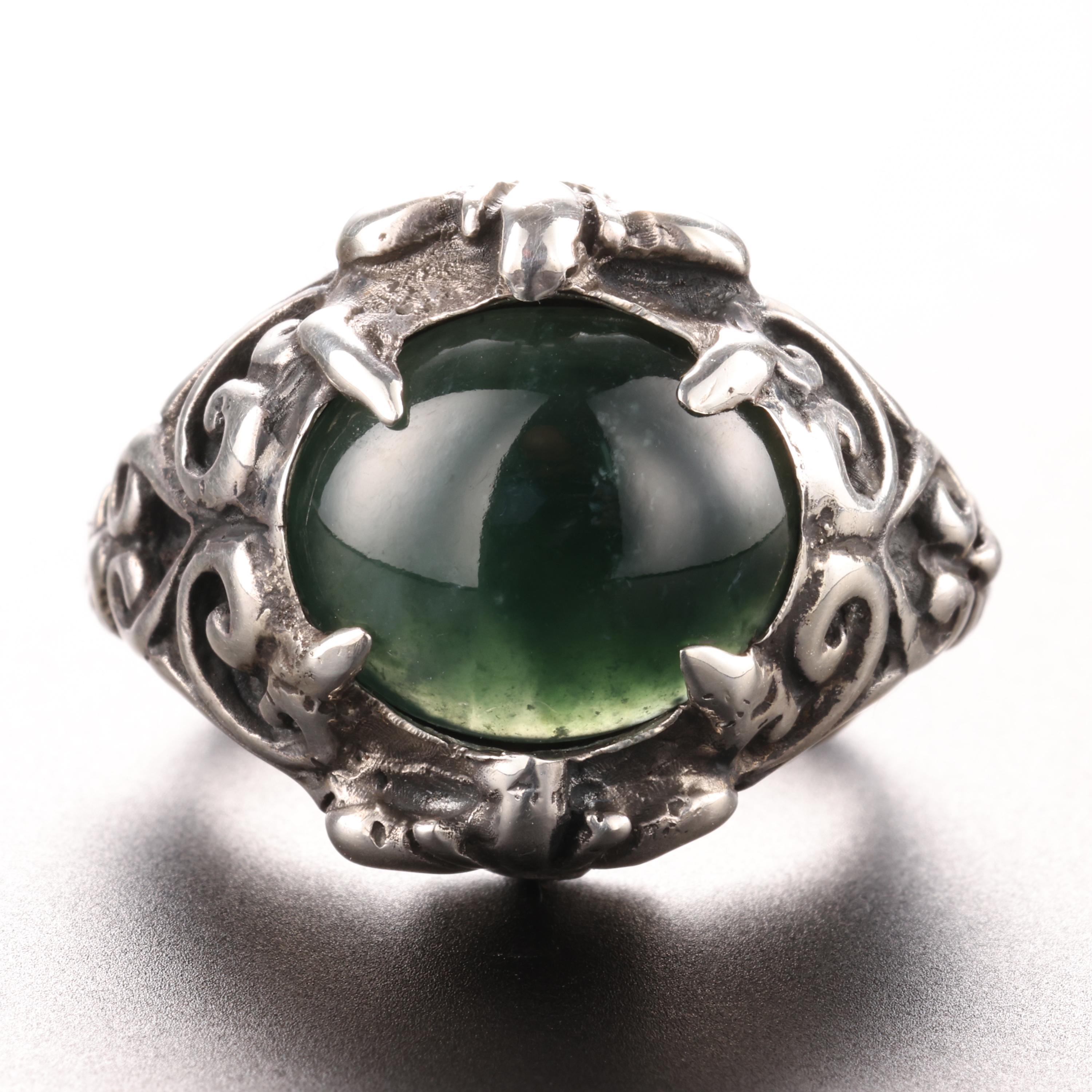 Schwarzer Ring aus schwarzer Jade in handgefertigter Barocksilberfassung (Neobarock) im Angebot