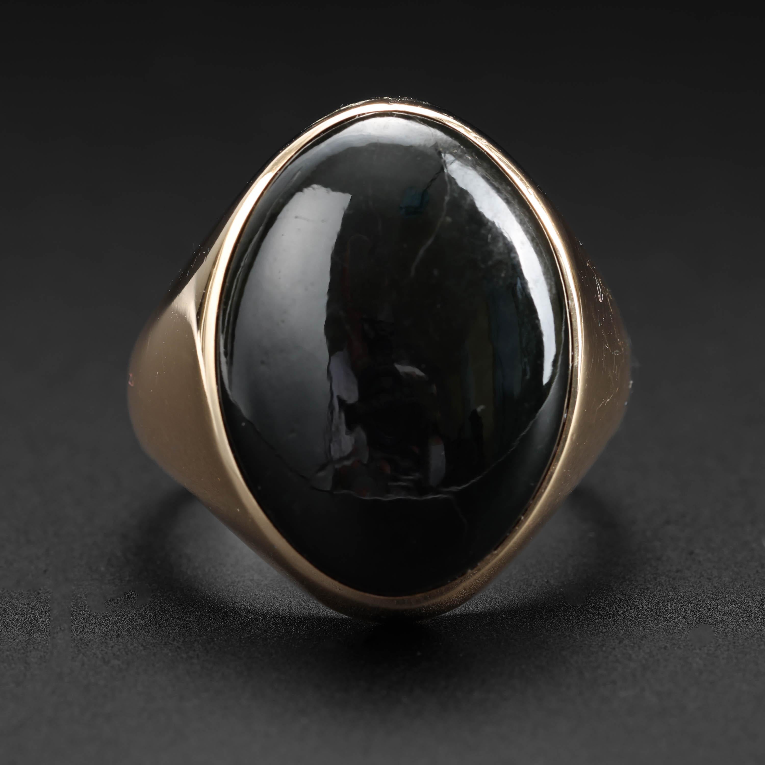Dieser klassische Ring aus schwarzer Jade aus der Mitte des Jahrhunderts (ca. 1960-1970) enthält einen Cabochon aus einzigartiger Jade: halb Omphacit-Jade, halb Jadeit-Jade. Der glänzende, klavierschwarze, natürliche und unbehandelte Jadestein ist