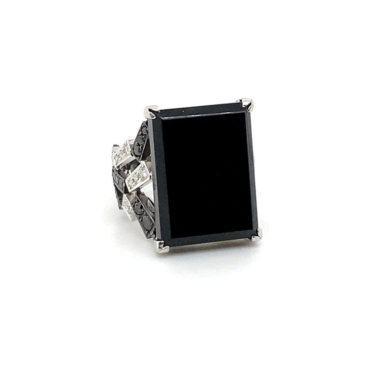 Black Jade Ring with Black and White Diamonds Setting 18k Gold For Sale