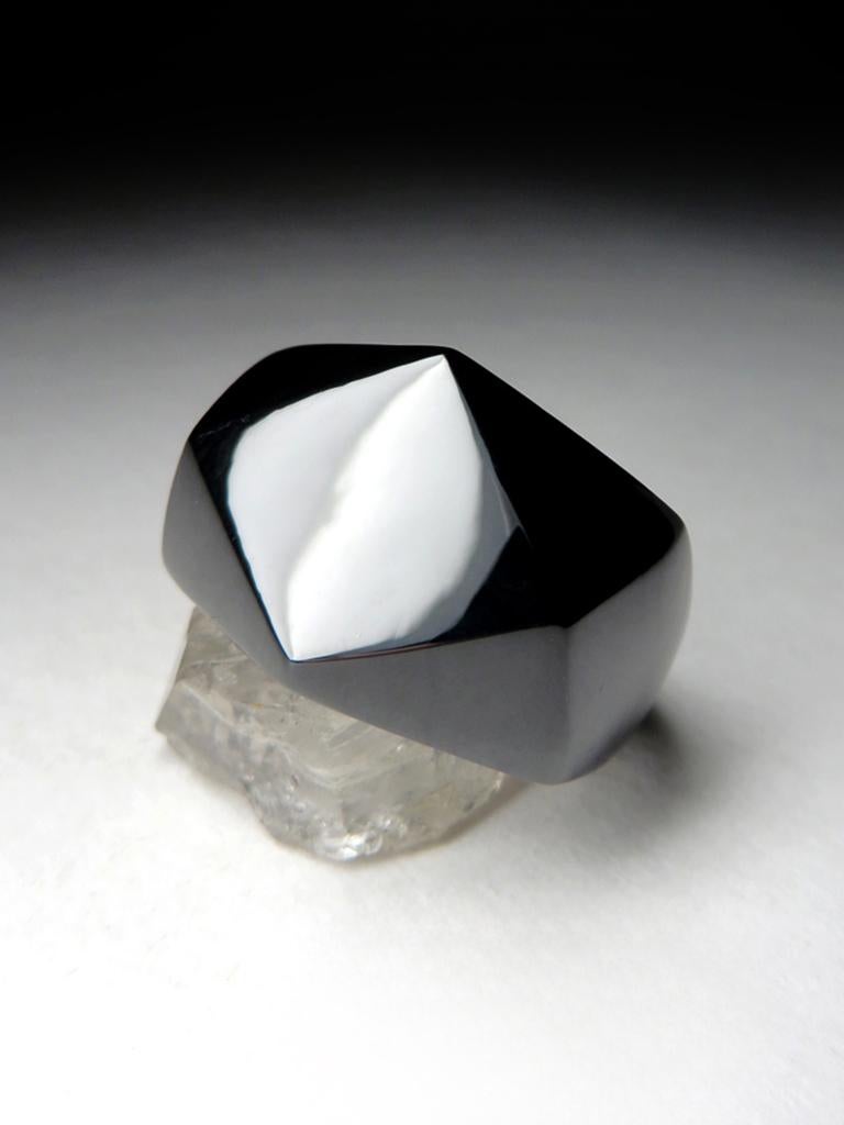 Black Jade Solid Ring Rare Midnight Tulip Flower Natural Gemstone Queen of Night In New Condition For Sale In Berlin, DE