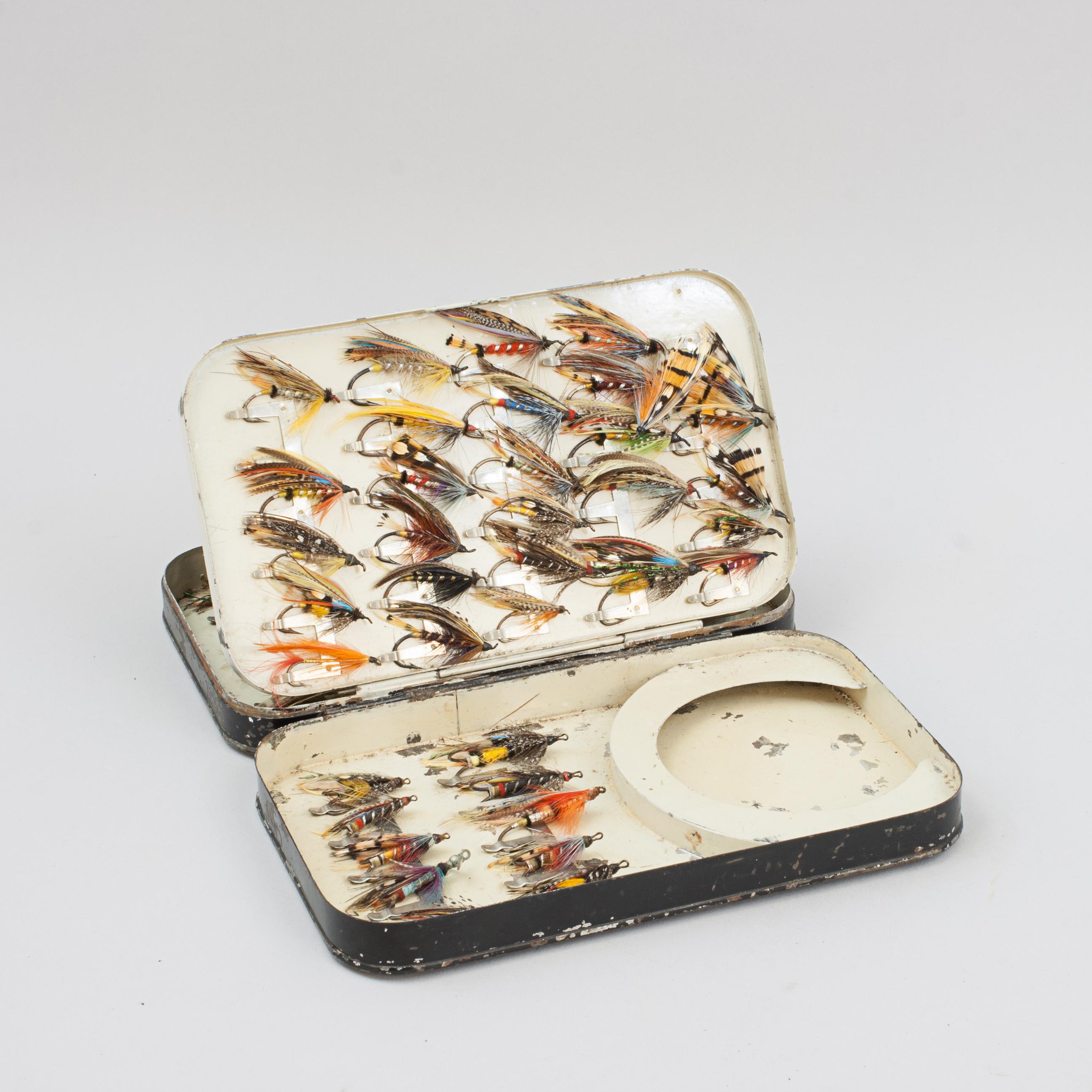 Lata de mosca de salmón japonesa de Malloch.
Una buena caja de moscas para salmón de hoja batiente japonizada en negro, de Malloch de Perth. El interior de esta caja de moscas es de color crema y está formado por 4 tableros, cada uno de ellos
