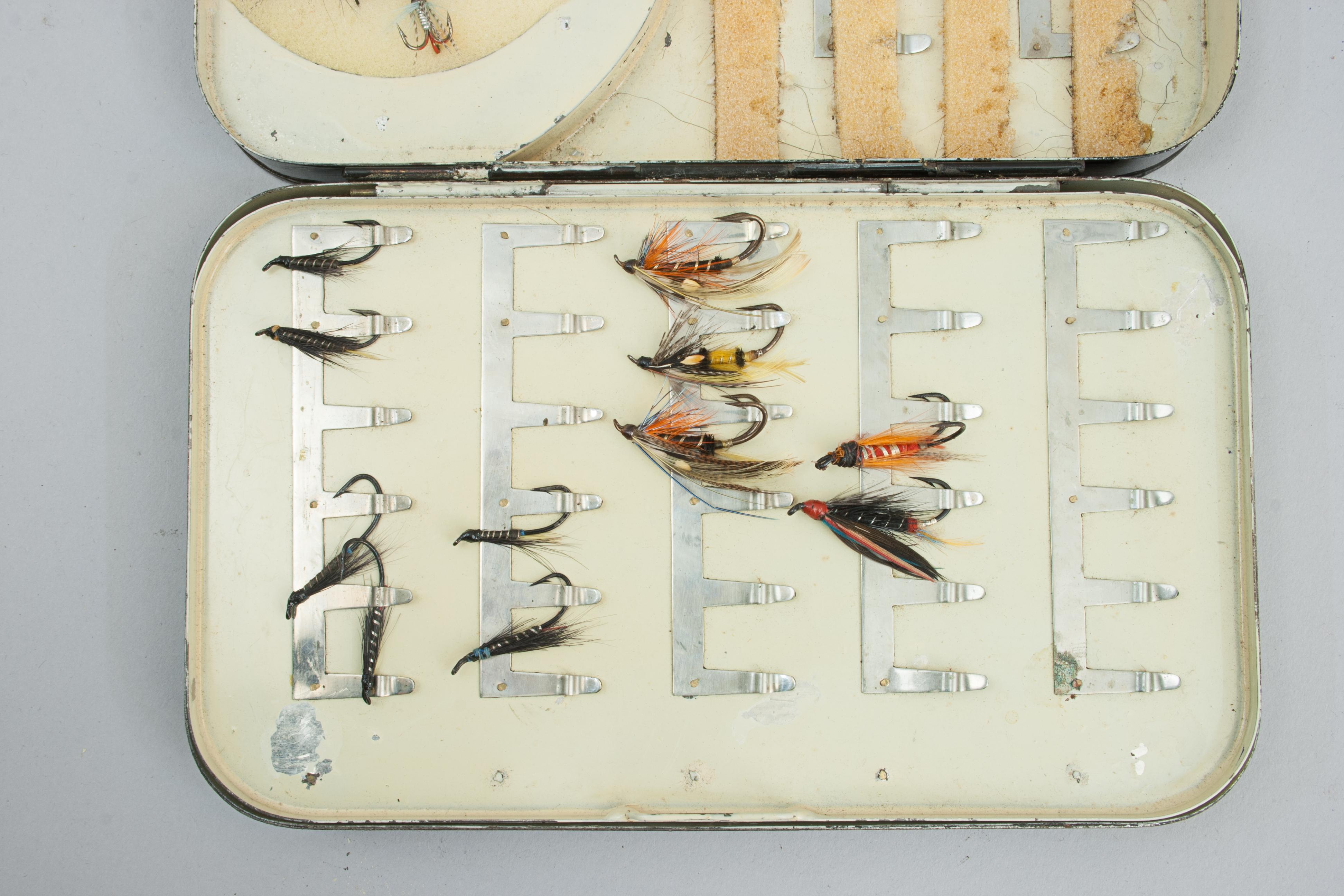 Scatola per la pesca a mosca in giappone nero di Mulloch's con mosche. in vendita 1