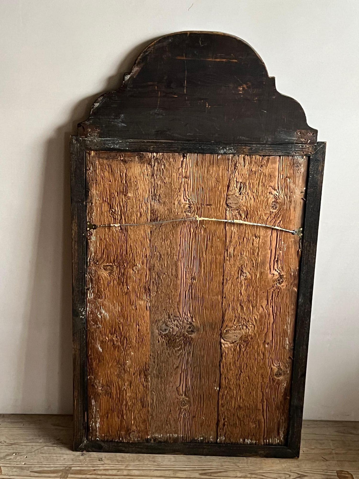 Miroir du XVIIIe siècle avec cadre moulé et décor japanné noir et or.
Plaque de rétroviseur postérieure.

Dimensions :
H 115cm
W 65cm
D 4cm