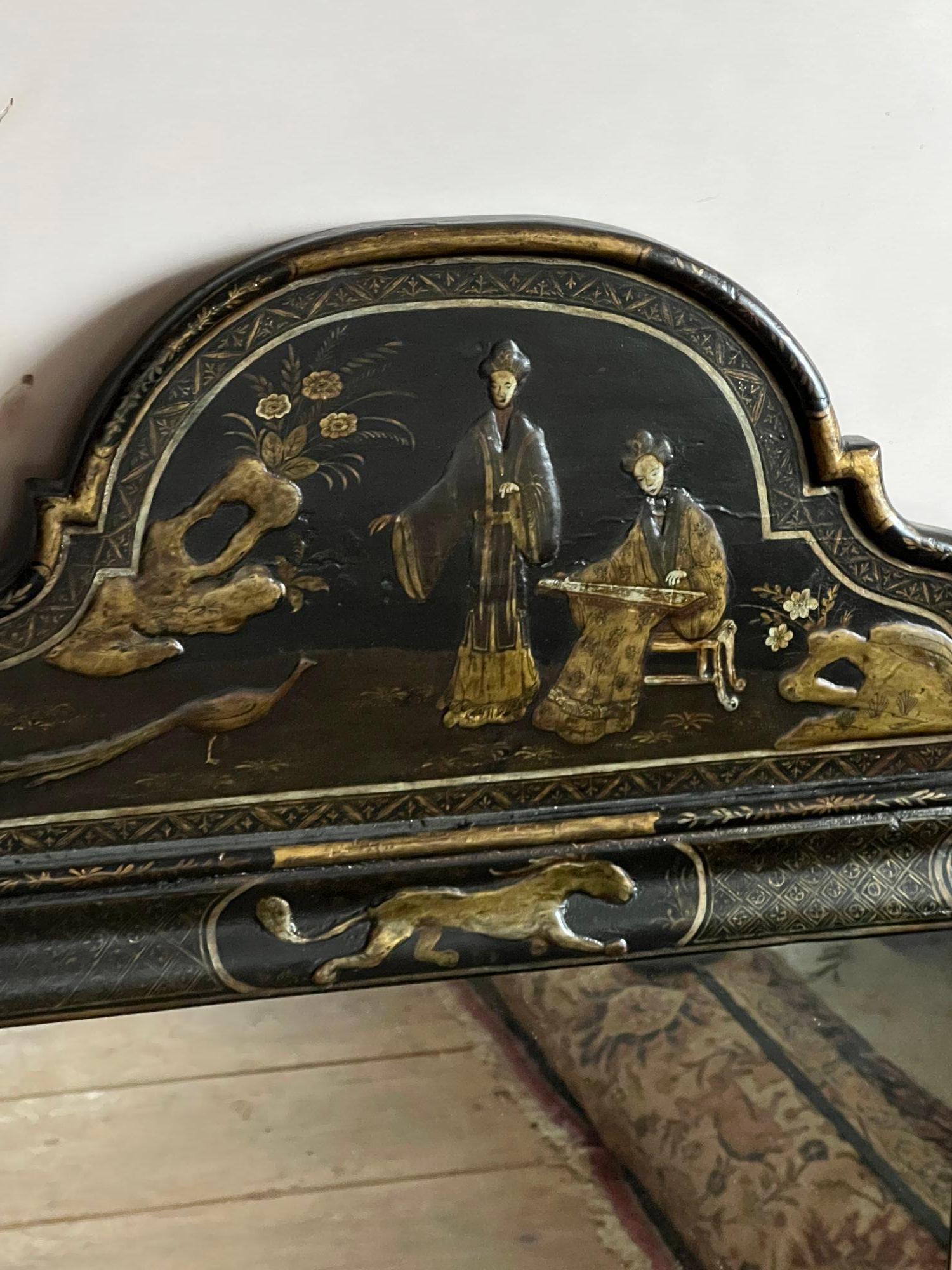 XVIIIe siècle Miroir d'embarcadère en japannage noir en vente