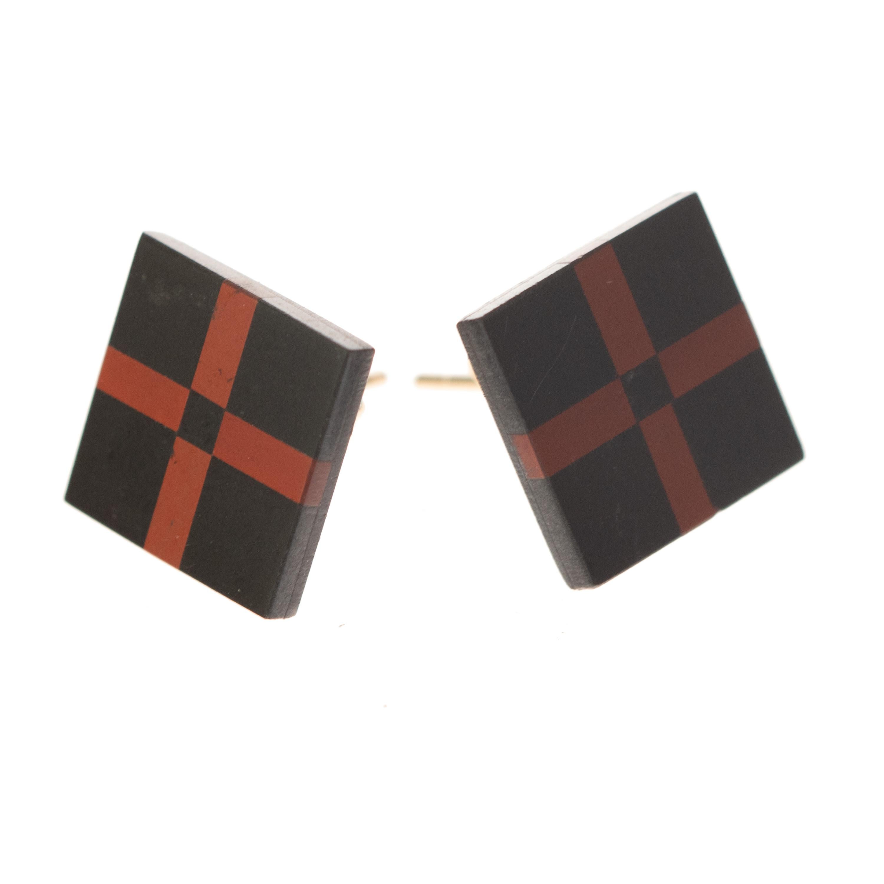 Taille mixte Clous d'oreilles modernes et chics en or 9 carats avec croix rouge carrée en jaspe noir en vente