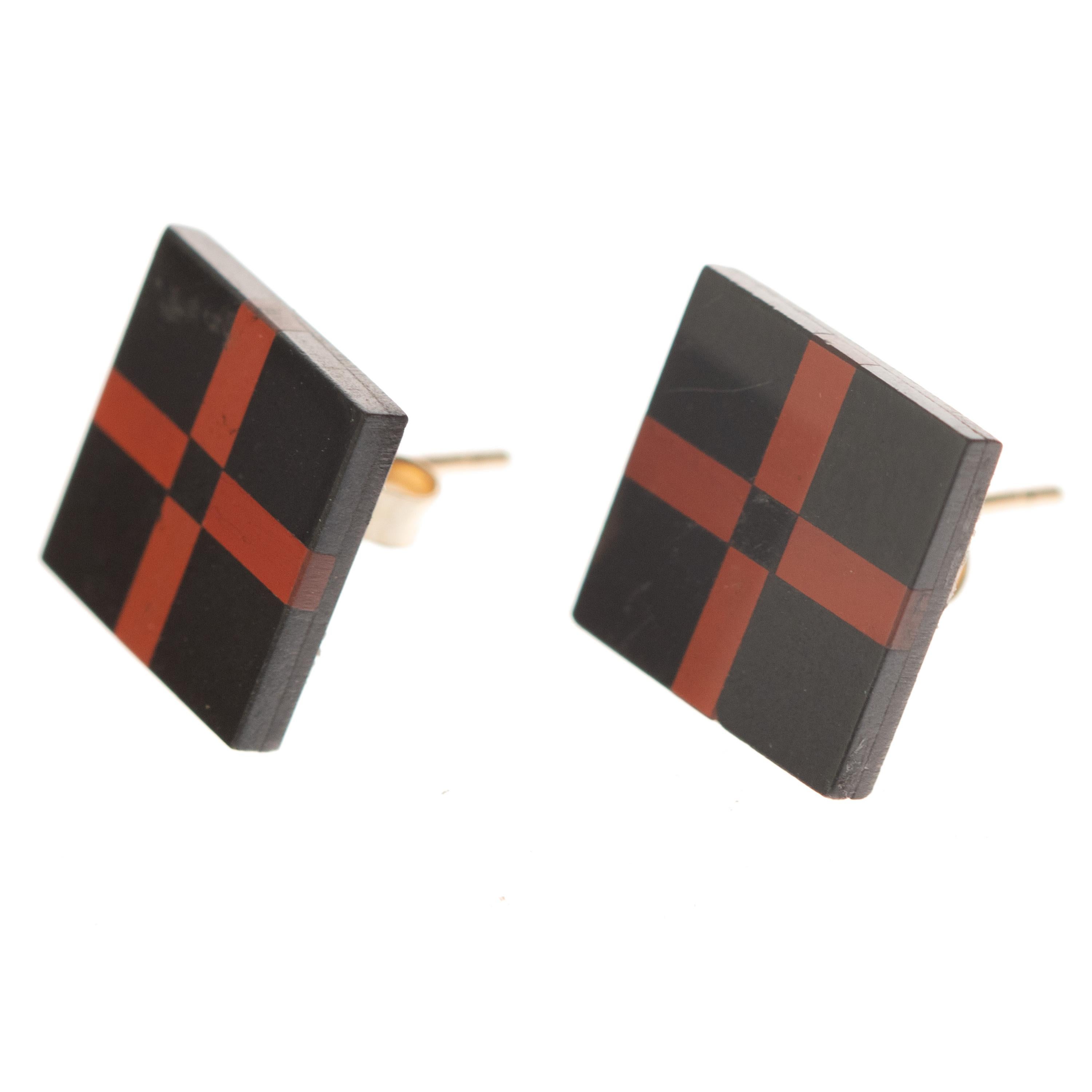 Clous d'oreilles modernes et chics en or 9 carats avec croix rouge carrée en jaspe noir Neuf - En vente à Milano, IT