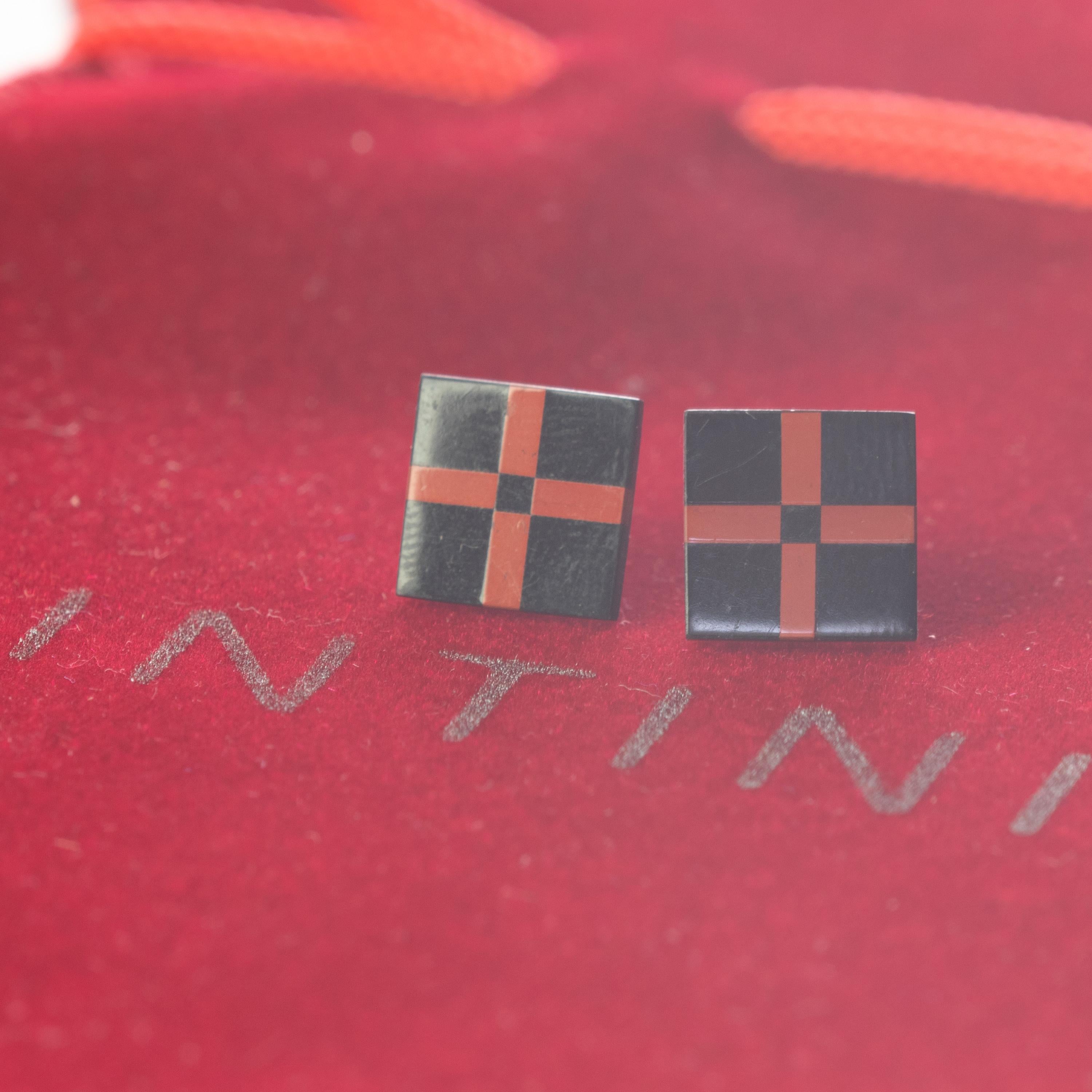 Rétro Clous d'oreilles modernes et chics en jaspe noir et plaqué or avec croix rouge carrée en vente