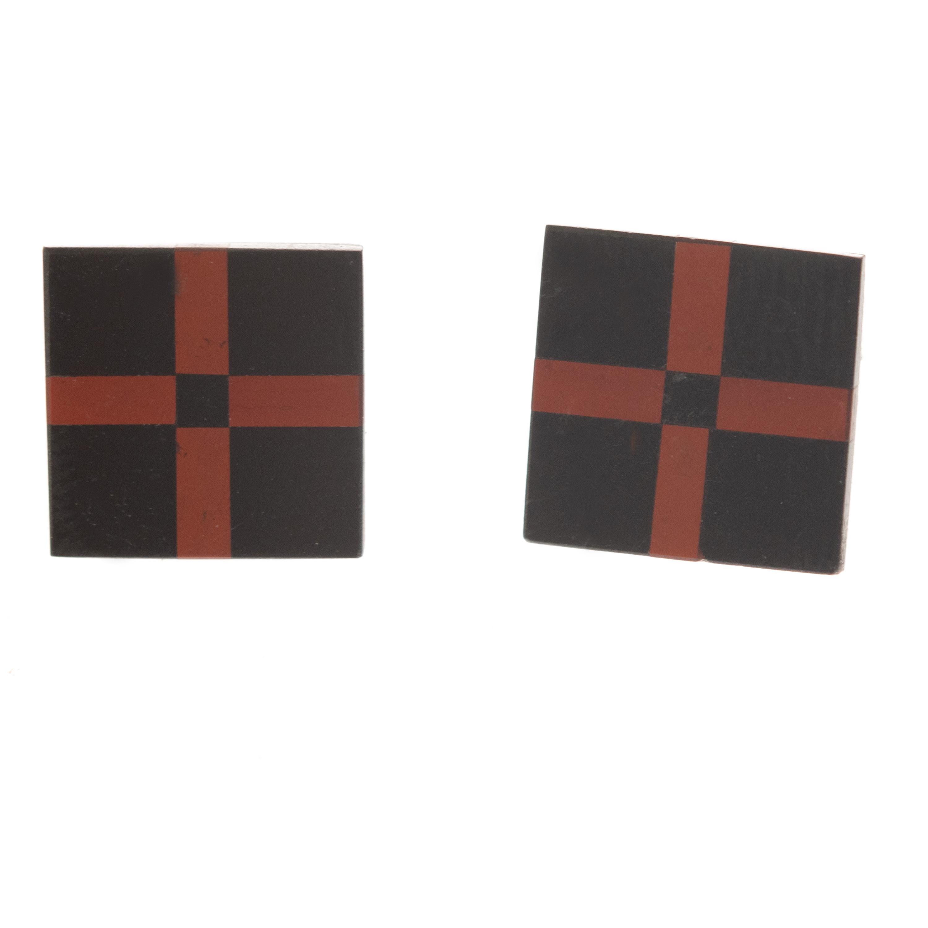 Clous d'oreilles modernes et chics en jaspe noir et plaqué or avec croix rouge carrée en vente 1