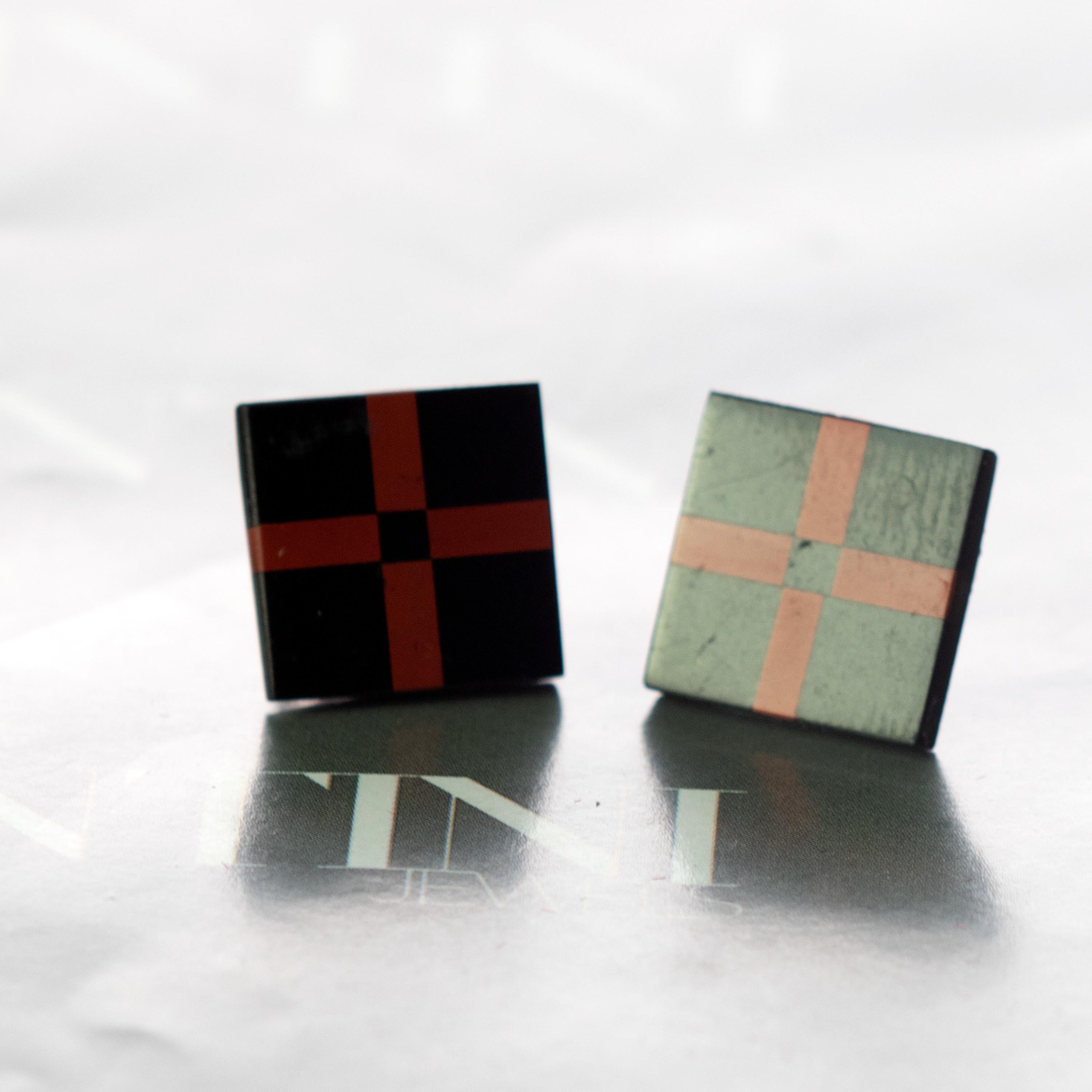 Clous d'oreilles modernes et chics en jaspe noir et plaqué or avec croix rouge carrée en vente 2