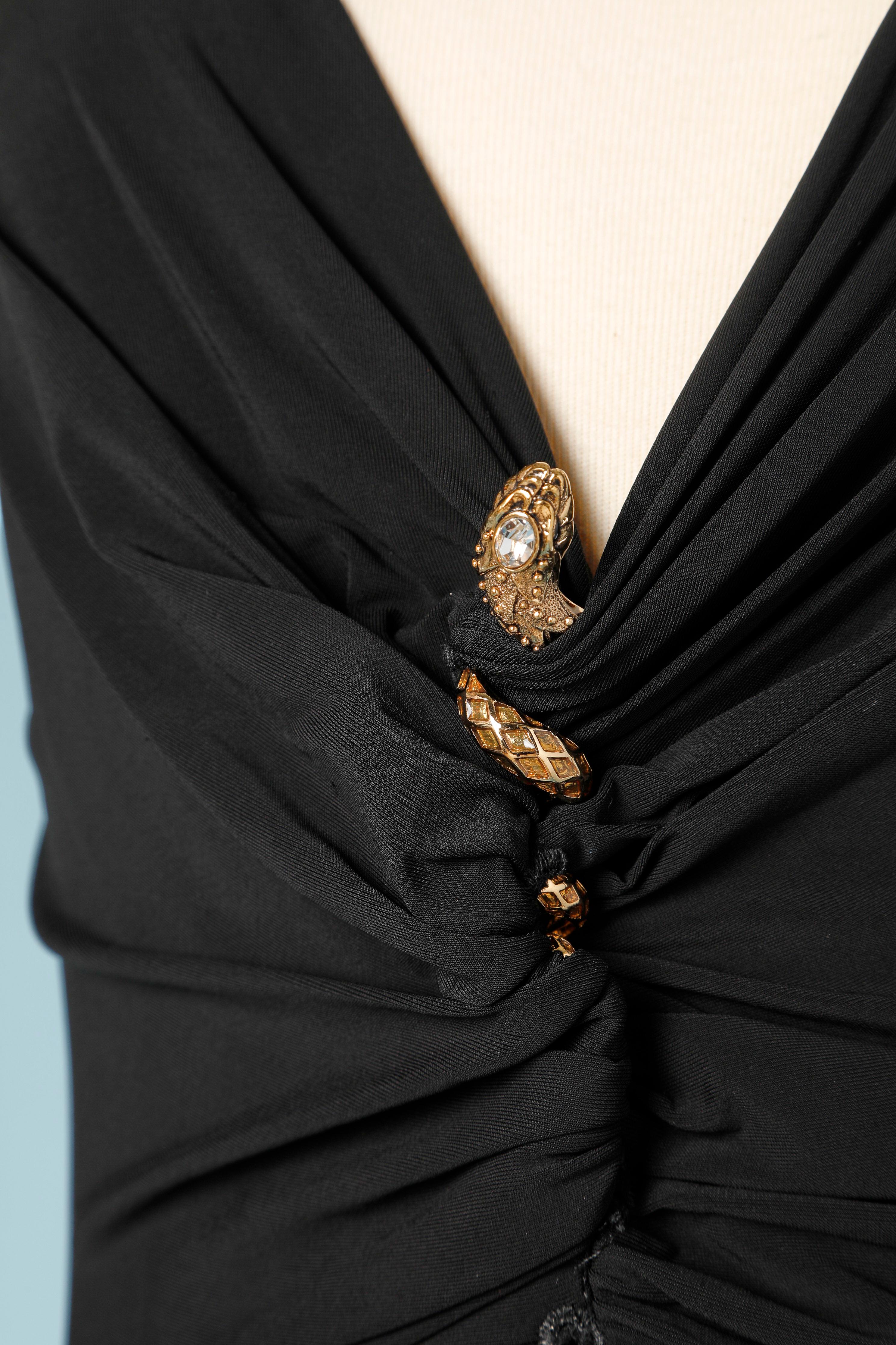 Black jersey evening gown with gold metal snake embellishment. Draped on the neckline.
SIZE: 36 ( Fr) 6 (Us) 
