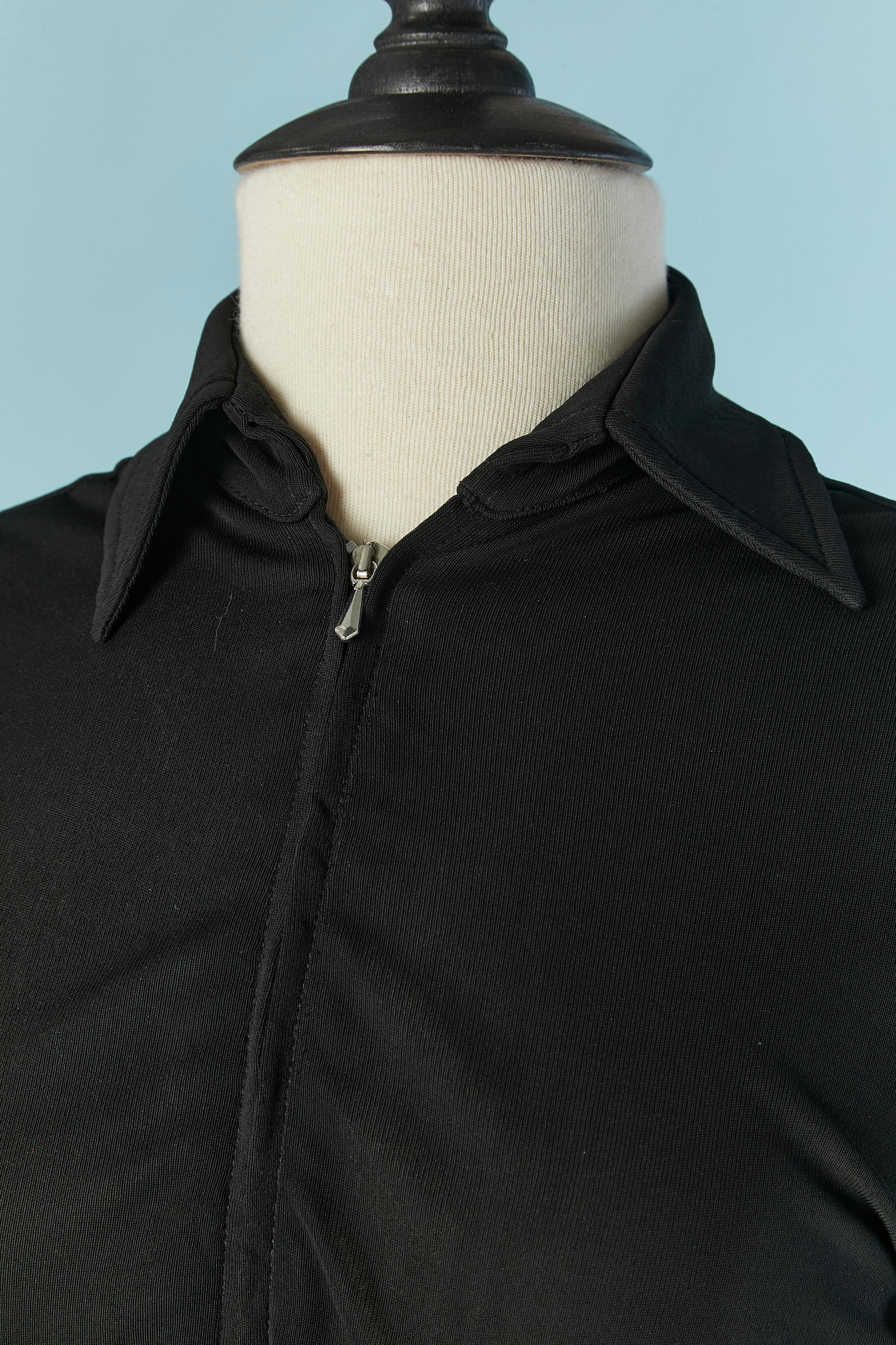 Schwarzer Jersey-Overall mit Reißverschluss in der vorderen Mitte und an den Ärmelenden.
Keine Stoffzusammensetzung Tag aber wahrscheinlich Rayon . 
GRÖSSE 44 (It) 40 (Fr) 