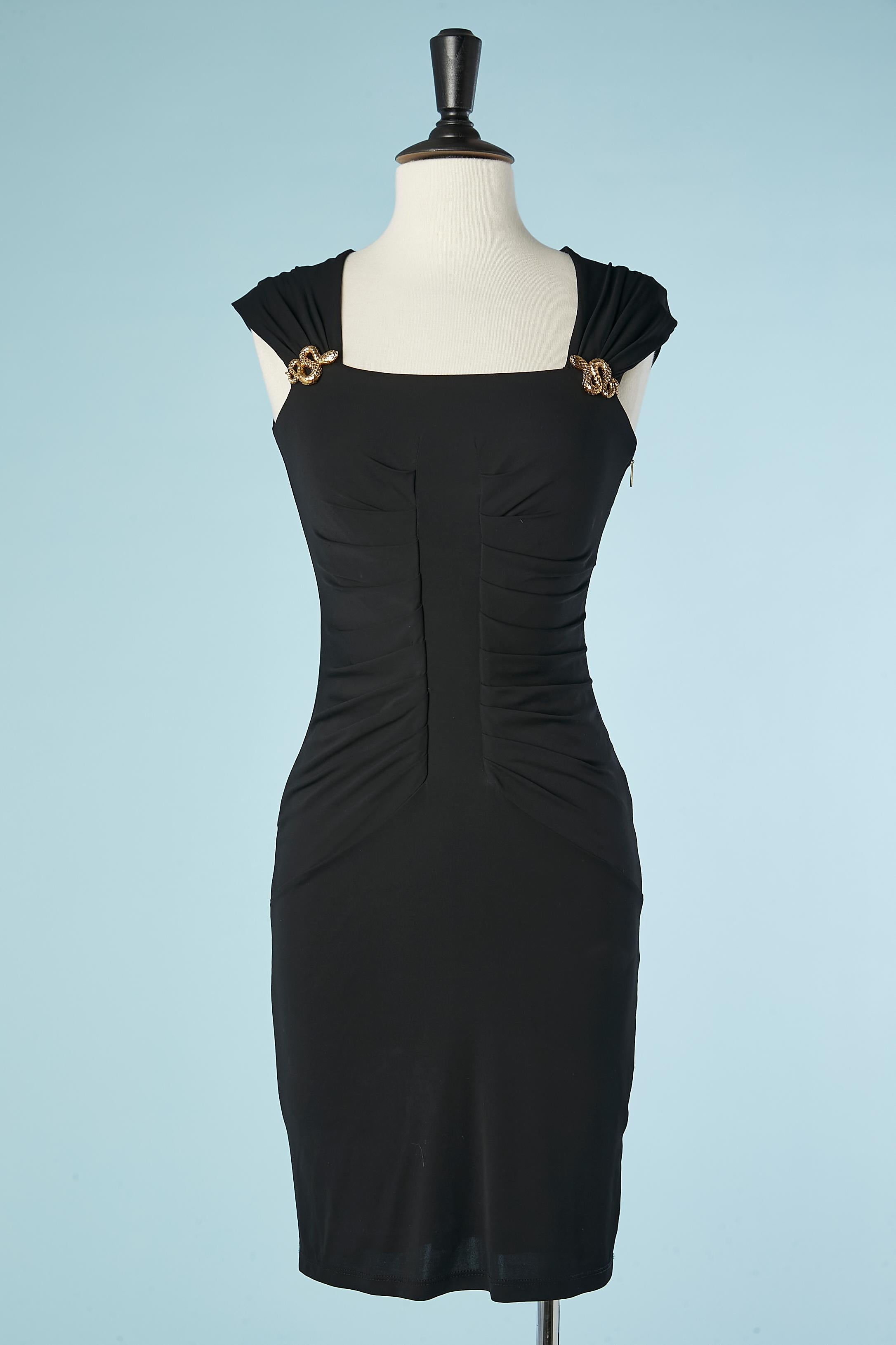 Black jersey sleeveless cocktail dress with snake brooch. Zip on the left with a branded zip-puller.
SIZE S 