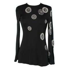 Haut en jersey noir brodé de strass et de perles