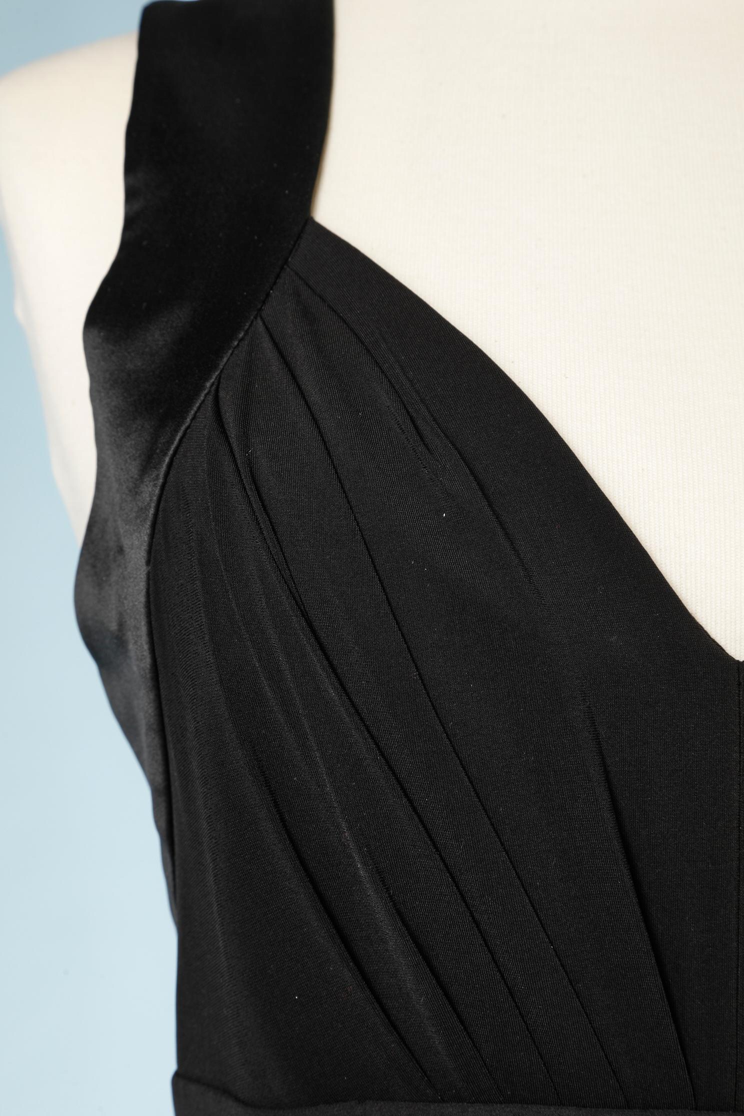 Robe de cocktail noire, la ceinture (attachée à la taille) doit être nouée au milieu du dos. 
 Coquille : 69% acétate, 23% nylon, 8% spandex. Contraste (ceinture) : soie
Doublure : polyester et élasthanne
Fermeture éclair invisible au milieu du dos