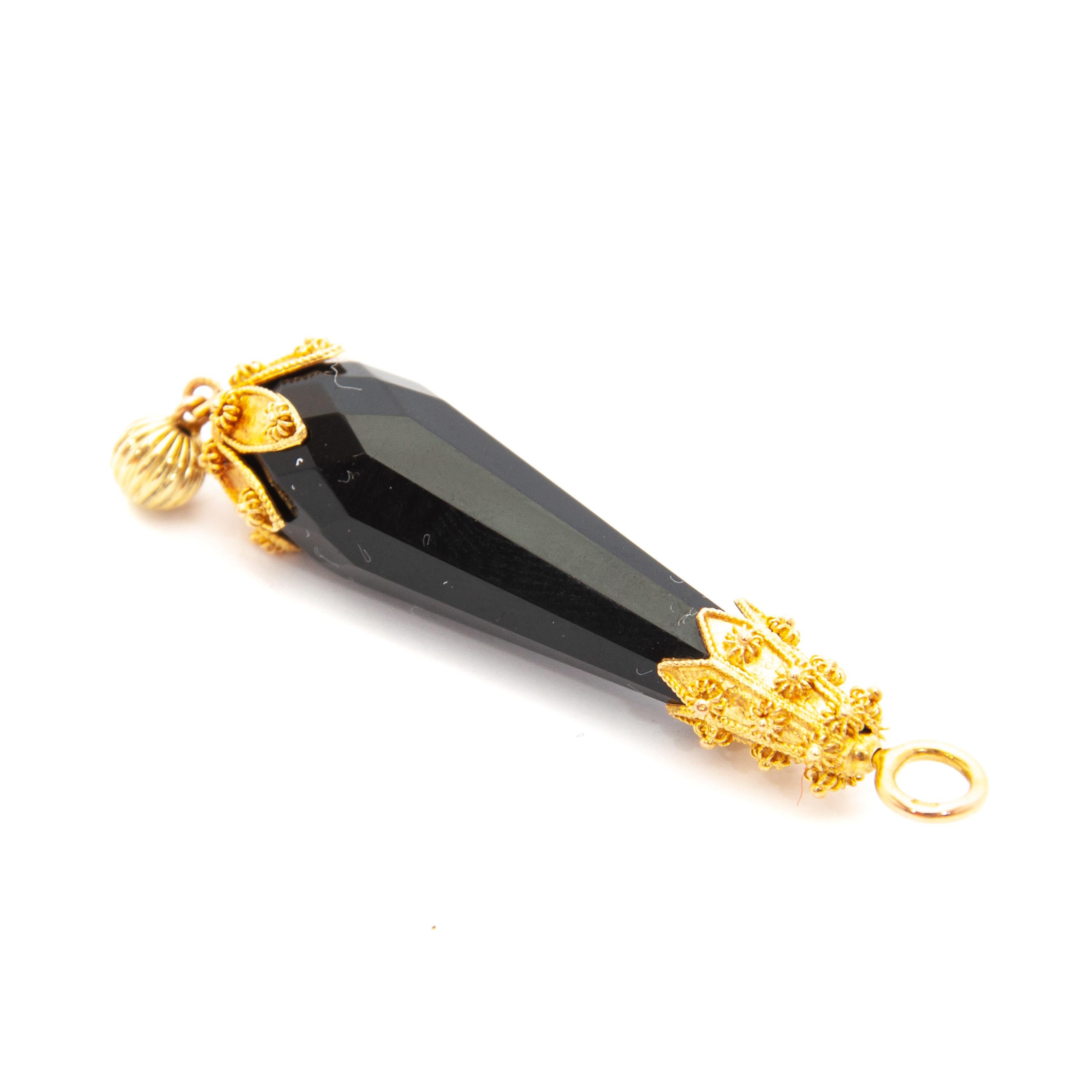 Early 20th Century Briolette Black Jet 14K Gold Cannetille Pendant In Good Condition For Sale In Rotterdam, NL