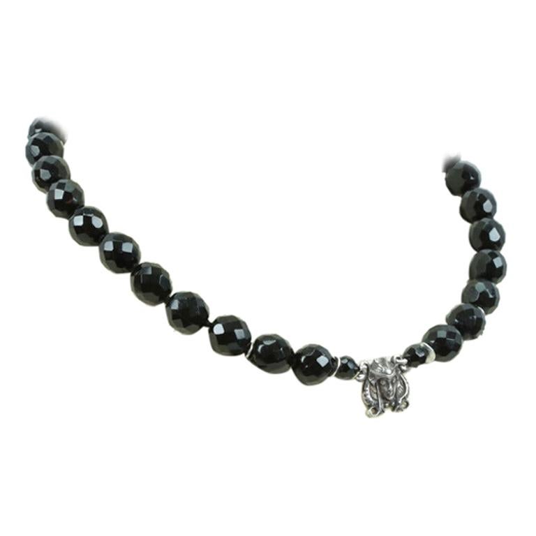 Schwarze Jet-Perlen und Sterlingsilber Ägyptische Göttin Halskette Nachlass im Angebot
