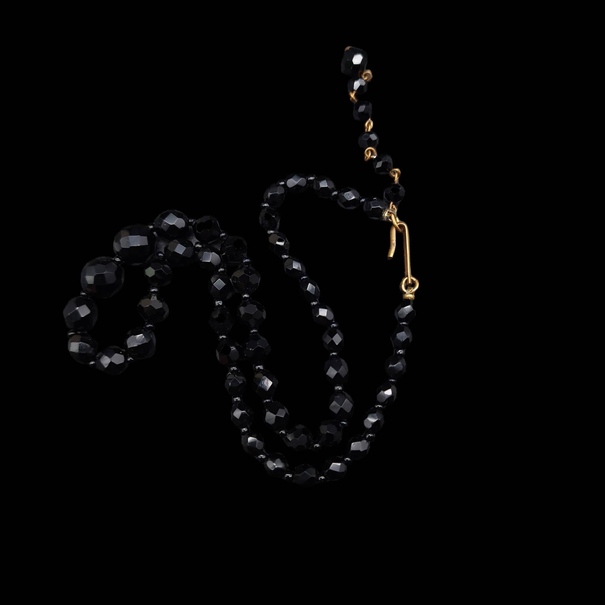Schwarz Jet Facettierte abgestufte Perlenkette West Germany Vintage, Messingfarbene Verschluss in Schwarz im Zustand „Hervorragend“ im Angebot in Milford, DE