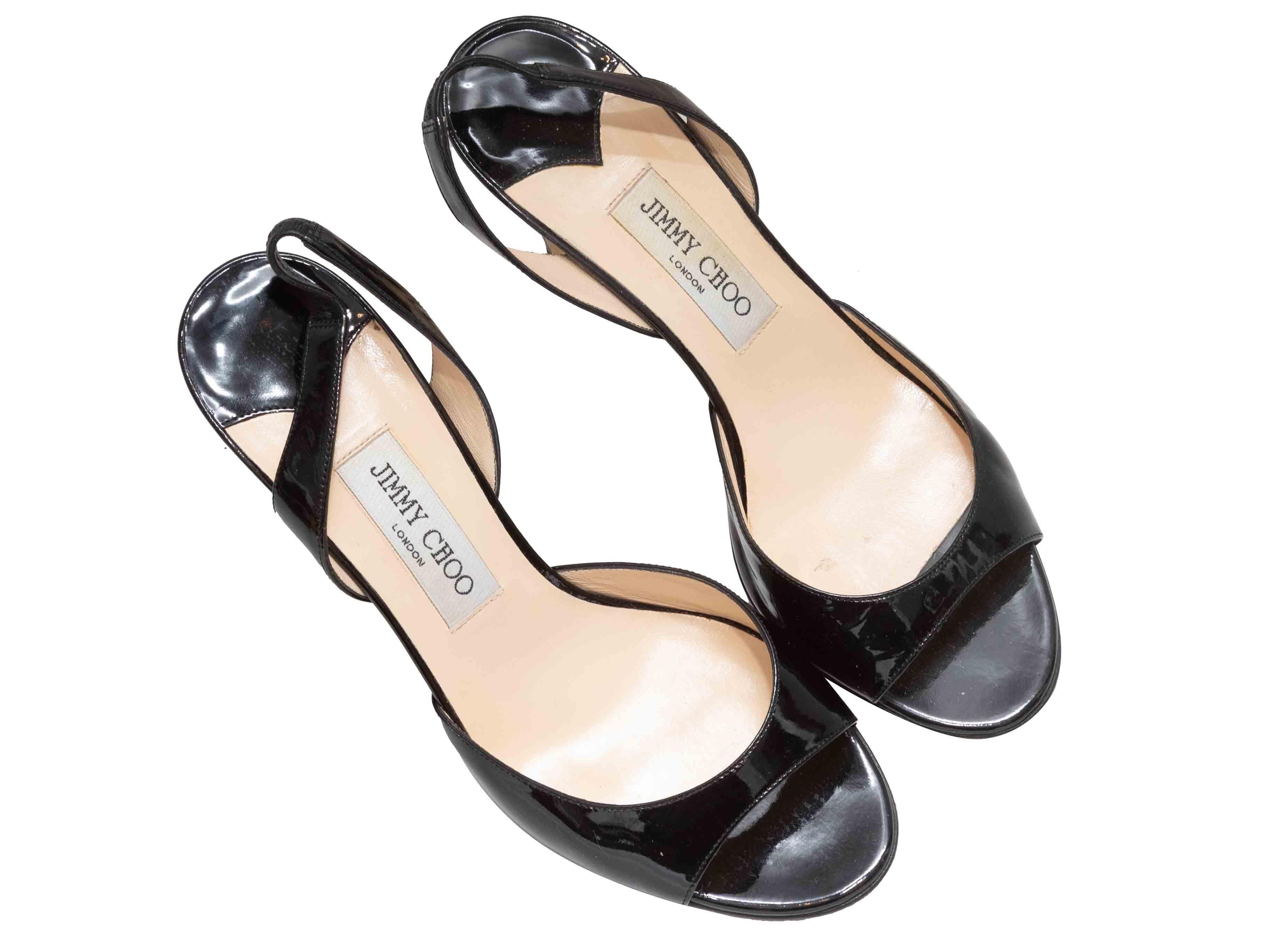 Sandali con tacco slingback in vernice nera di Jimmy Choo. Dettagli dorati sui tacchi. Altezza tacco 3,75